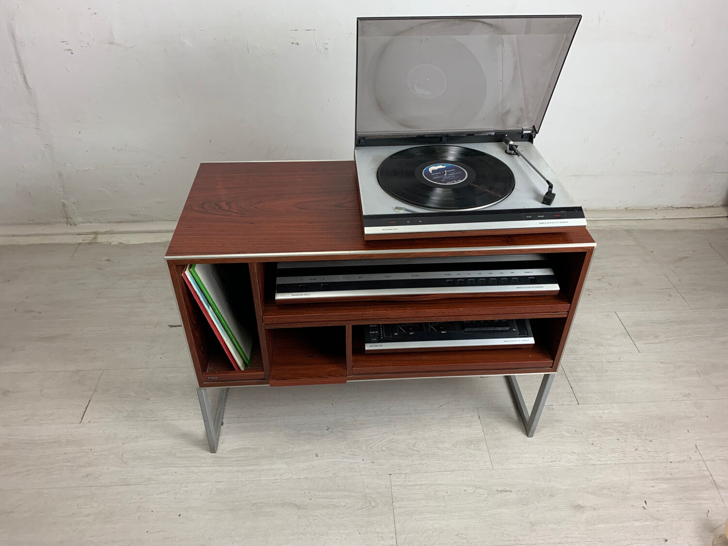 Hi-fi bang and olufsen cabinet