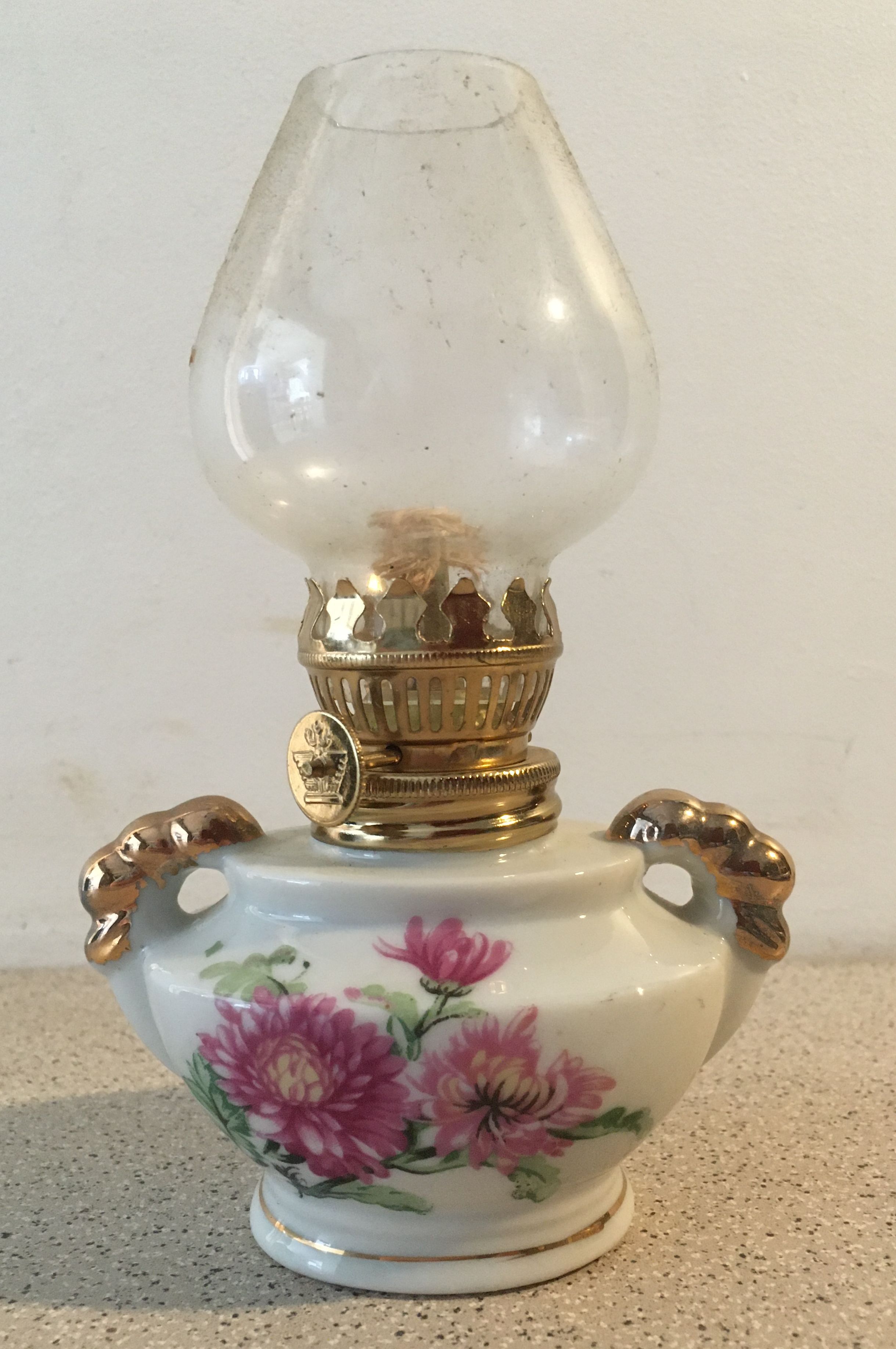 Miniature kerosene lamp for decoration or collection