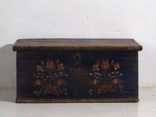 Antique trunk with floral motifs (Year 1901)