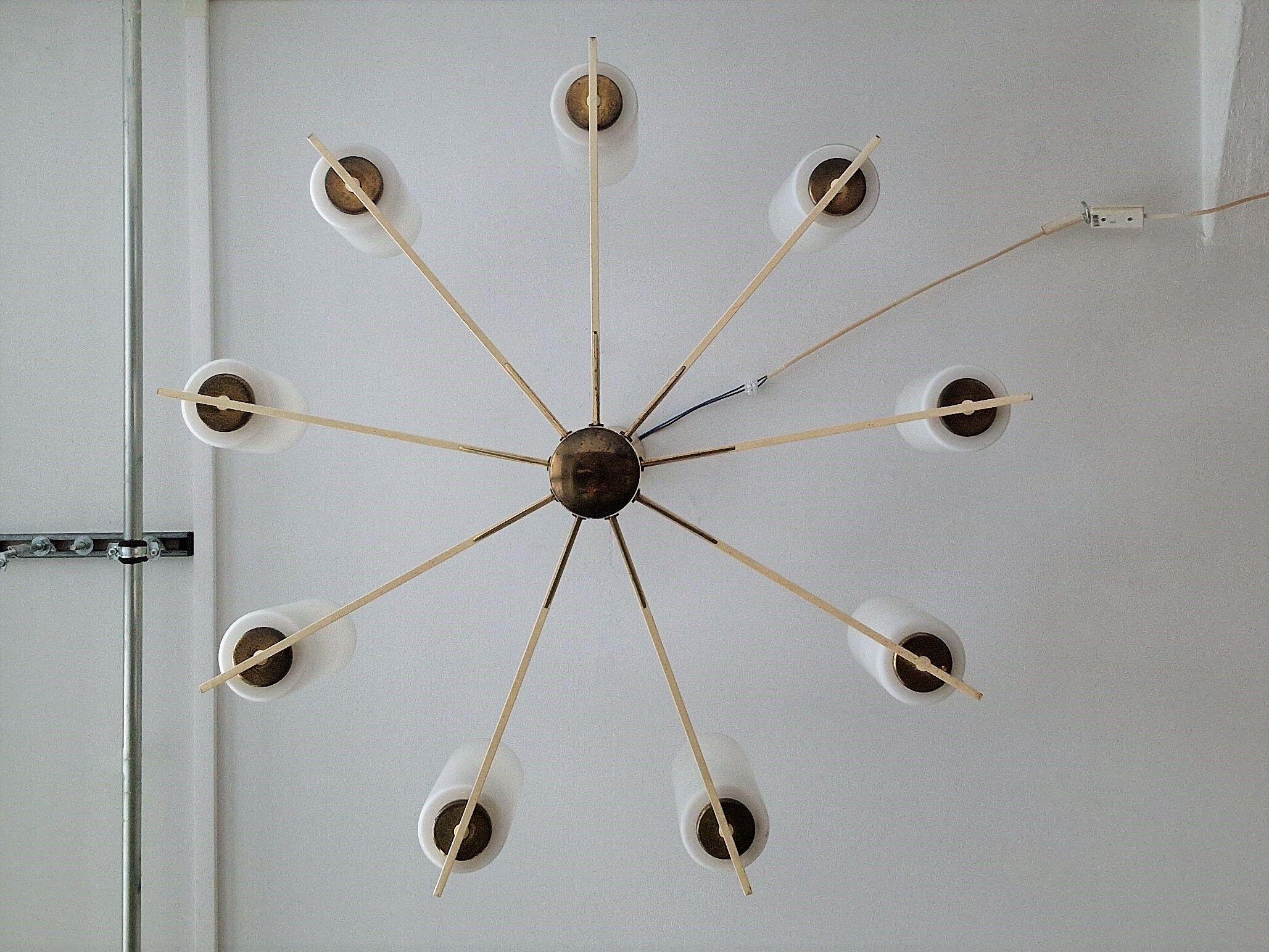 Lustre en laiton sunburst et verre opalin, Allemagne 1950