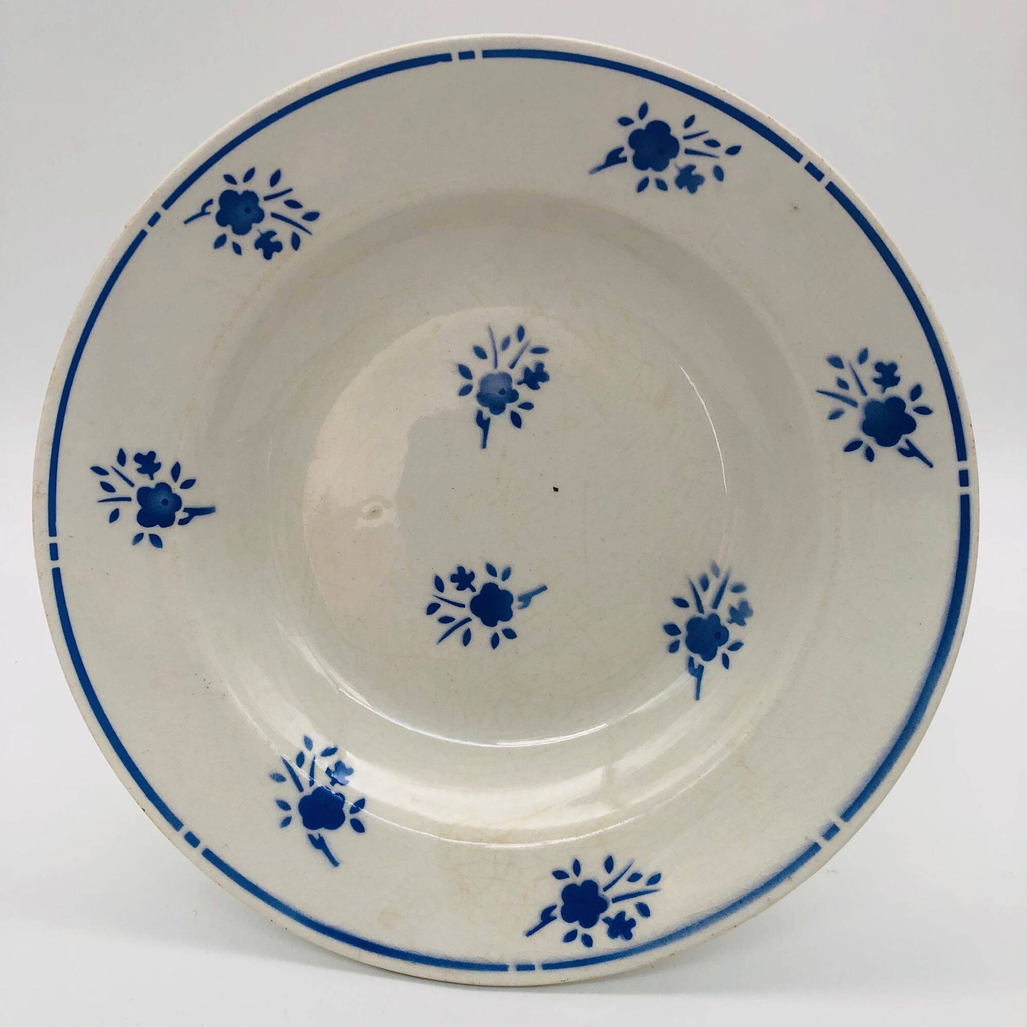 Set of 6 mismatched deep plates.