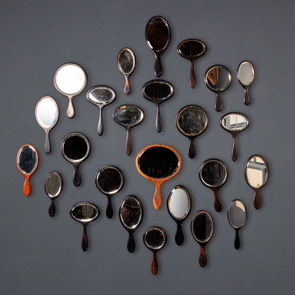 Collection antique du 19ème siècle de vingt-cinq miroirs à main en bois