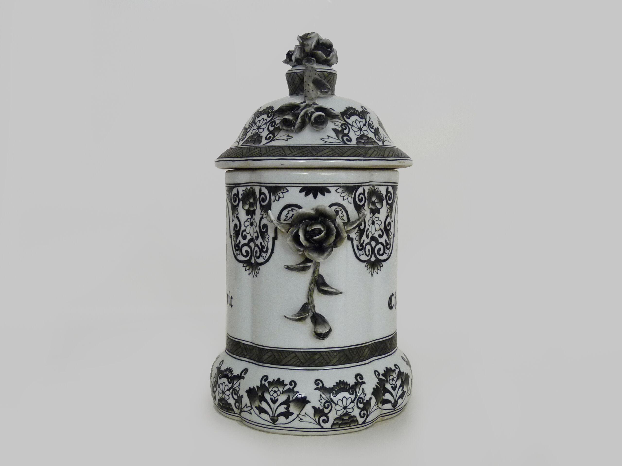 Chasonic porcelain medicine jar, hand painted. XIXth