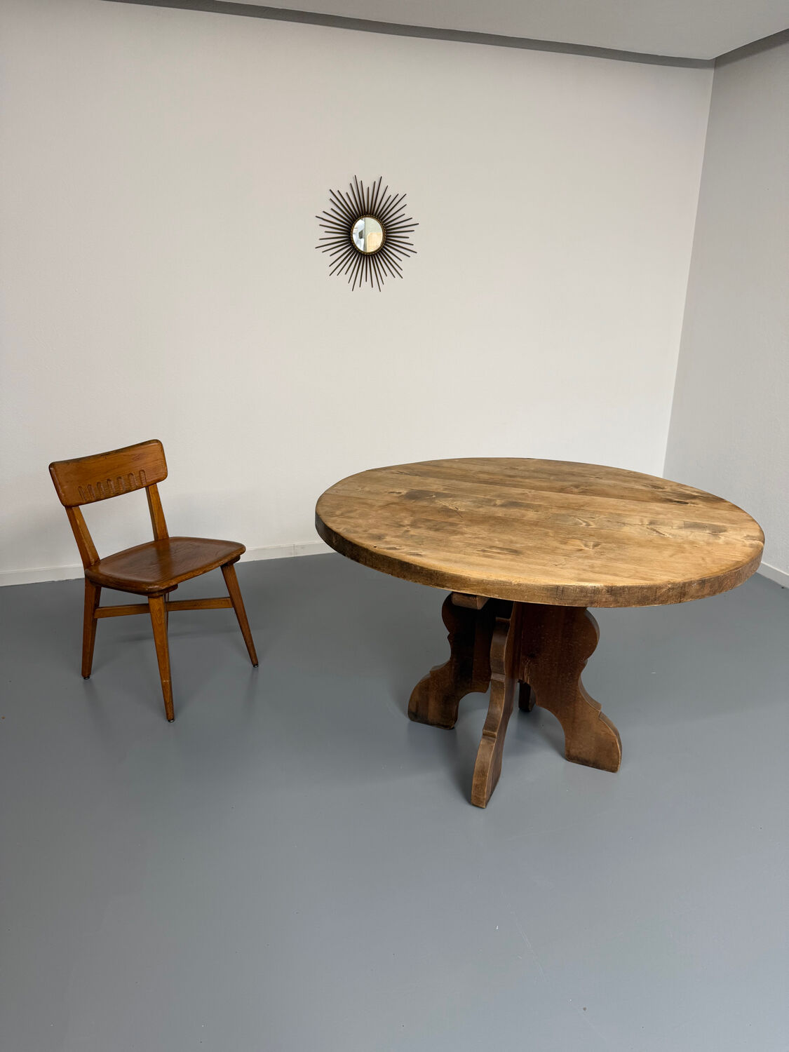 Round table in solid wood, thick top, vintage brutalist style from the 1960s.