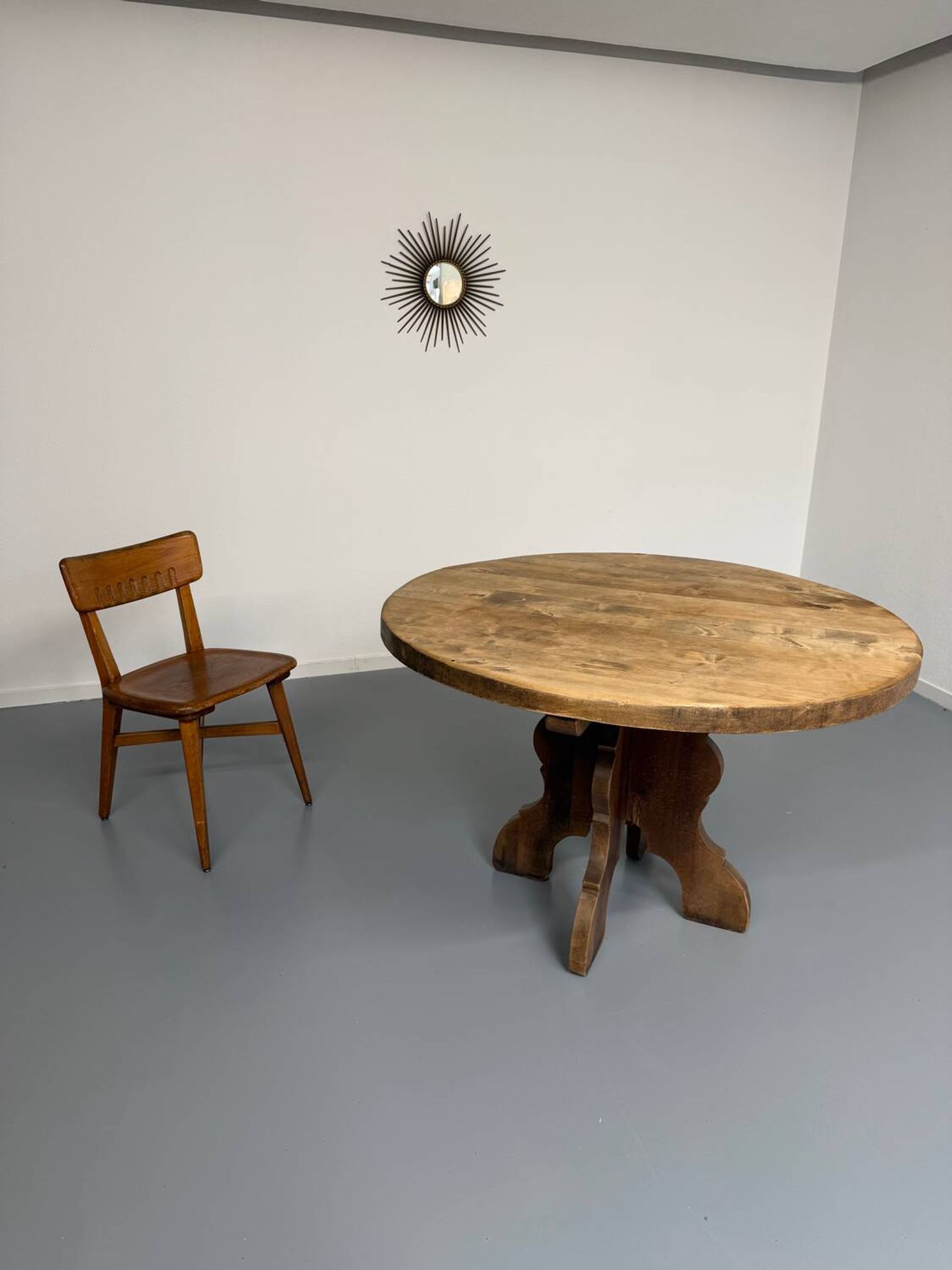 Table ronde en bois massif plateau épais style brutaliste vintage an60