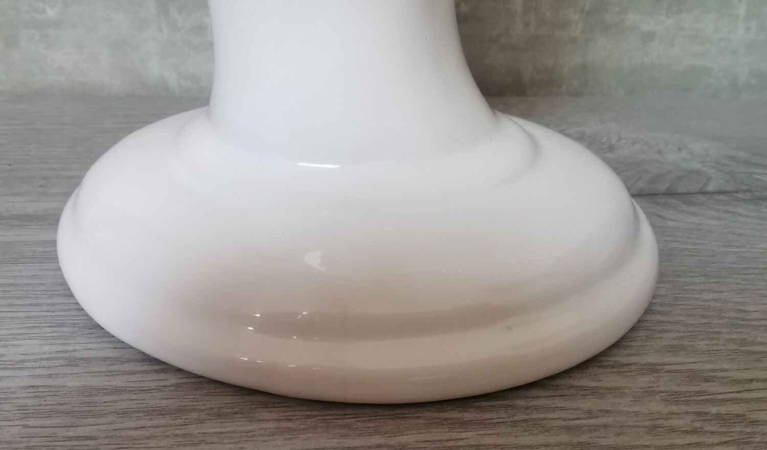 White ceramic hand wall lamp
