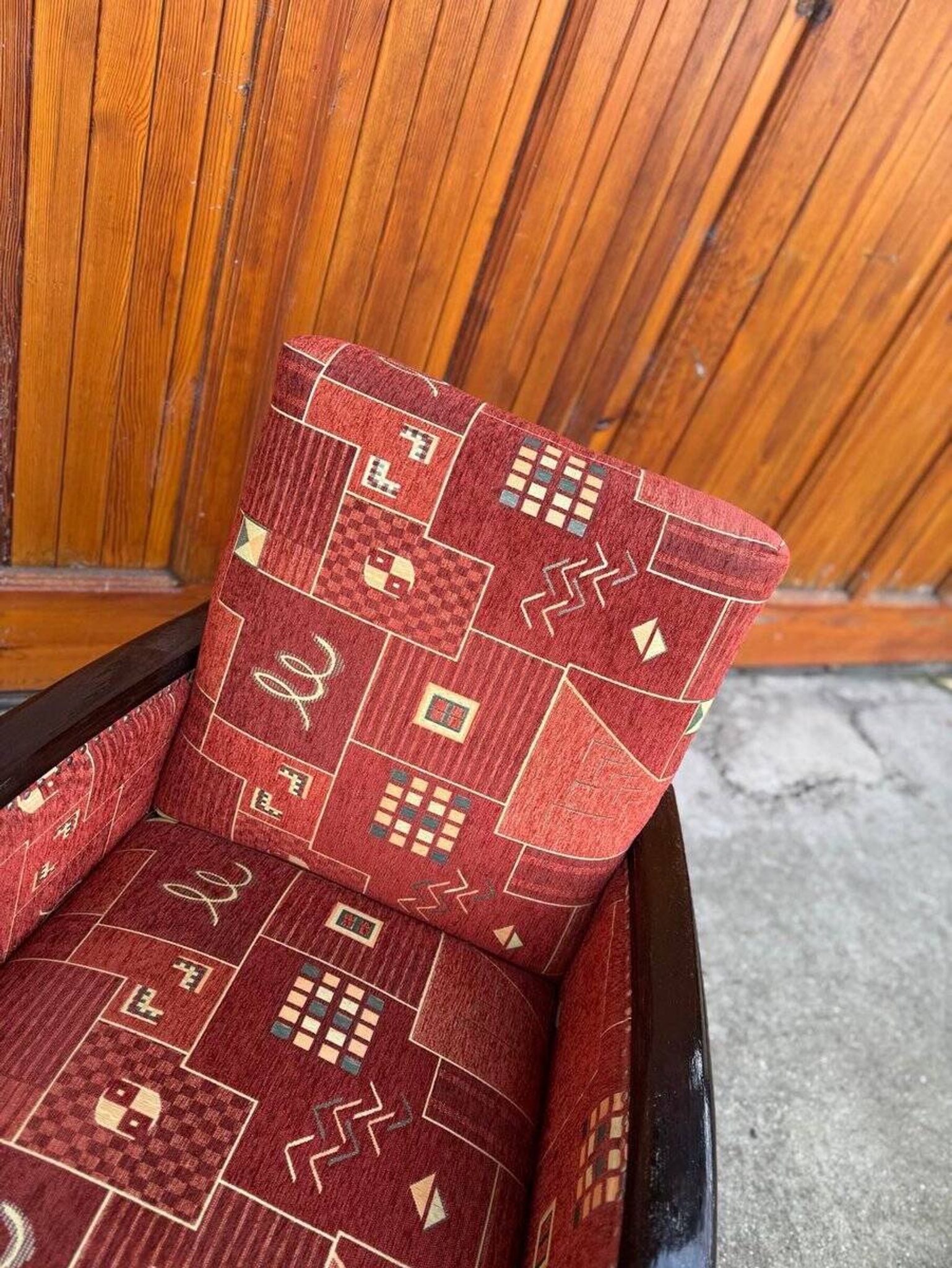 Fauteuil Art Déco rouge en tissu à motif « nouveau », cadre bois massif, 1930s