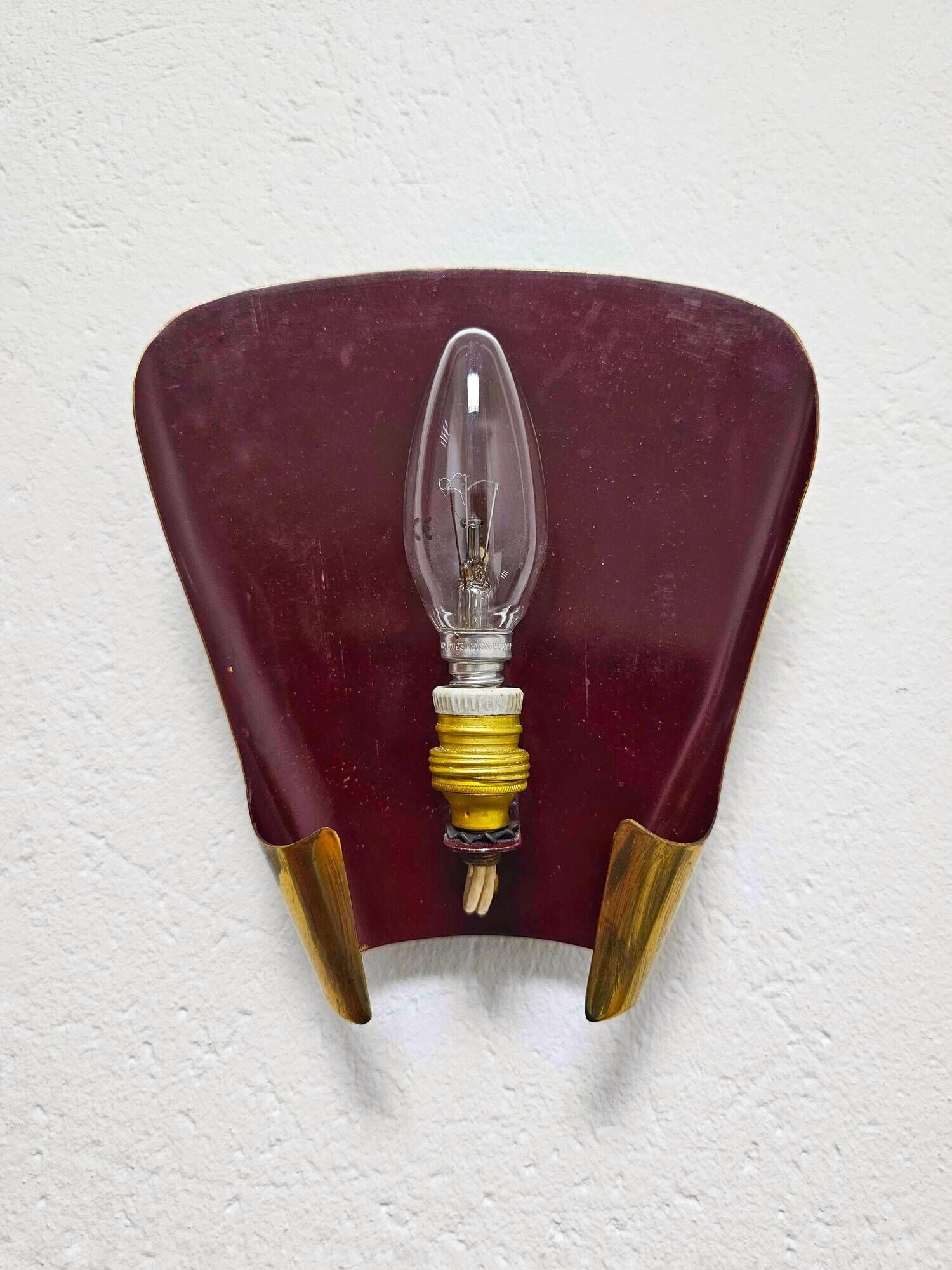 Pair of brass wall lights in Mid Century Modern style attributed to Stilnovo.