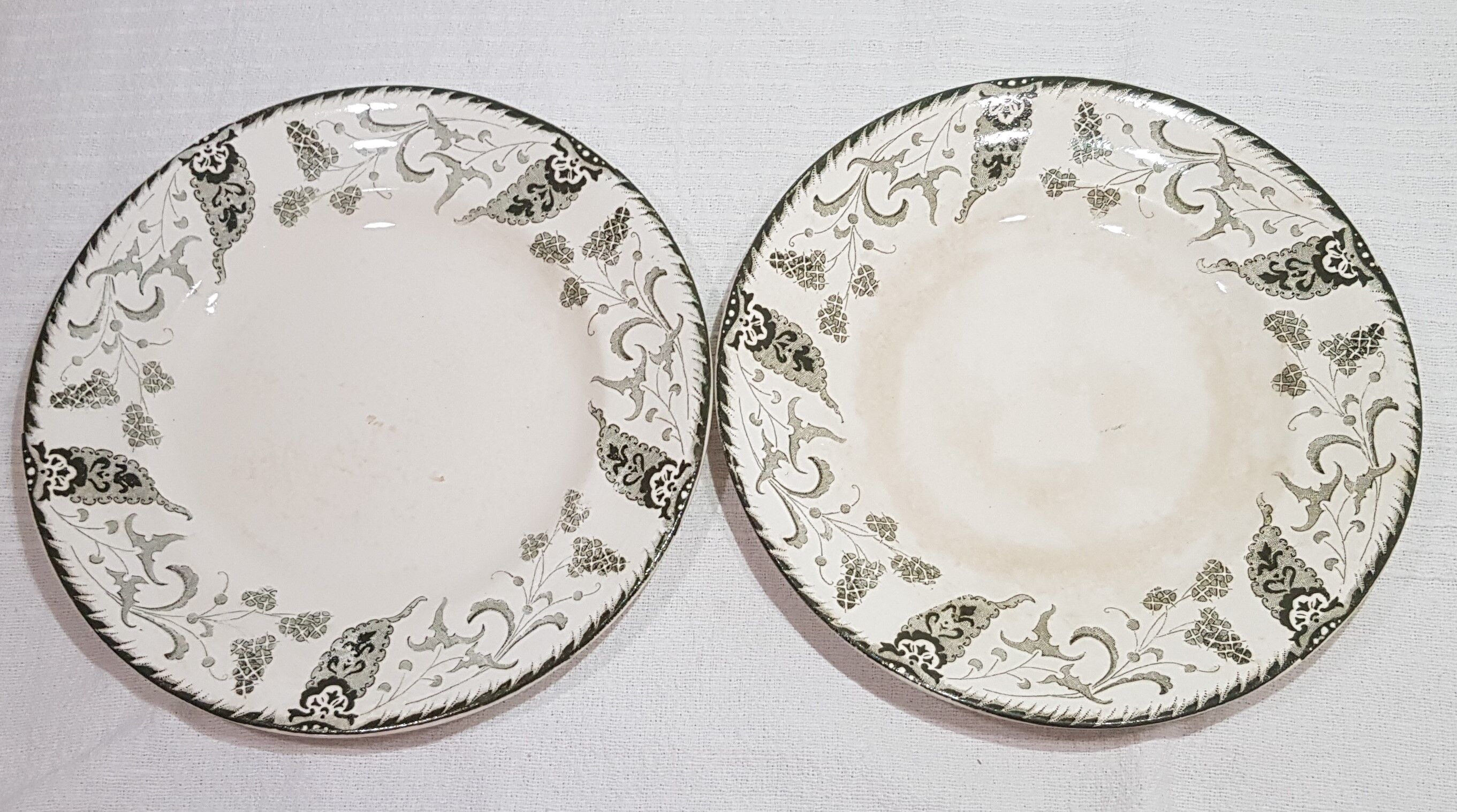 7 flat plates in Longwy rambouillet style earthenware, iron earth.