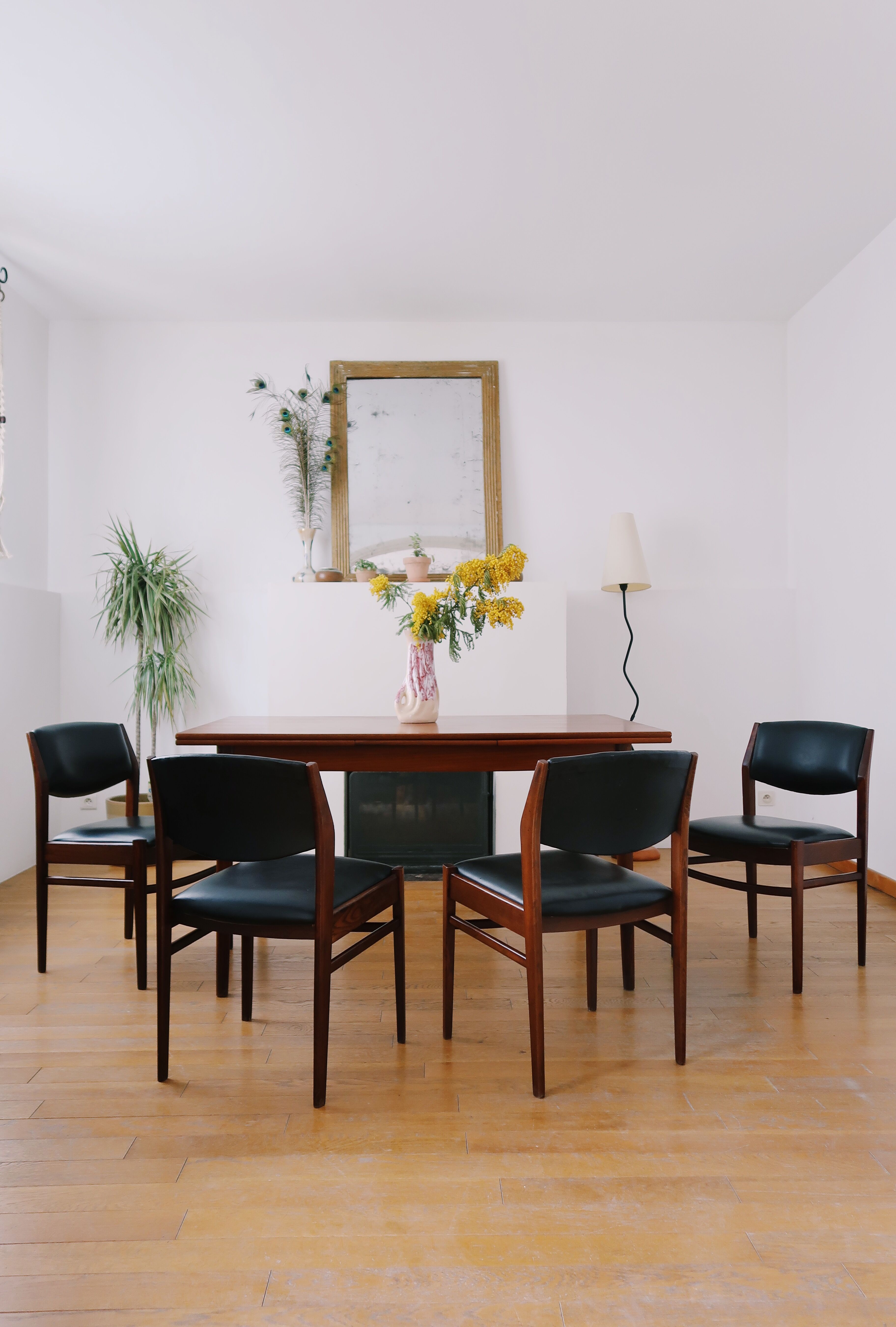 4 Scandinavian chairs skaï black