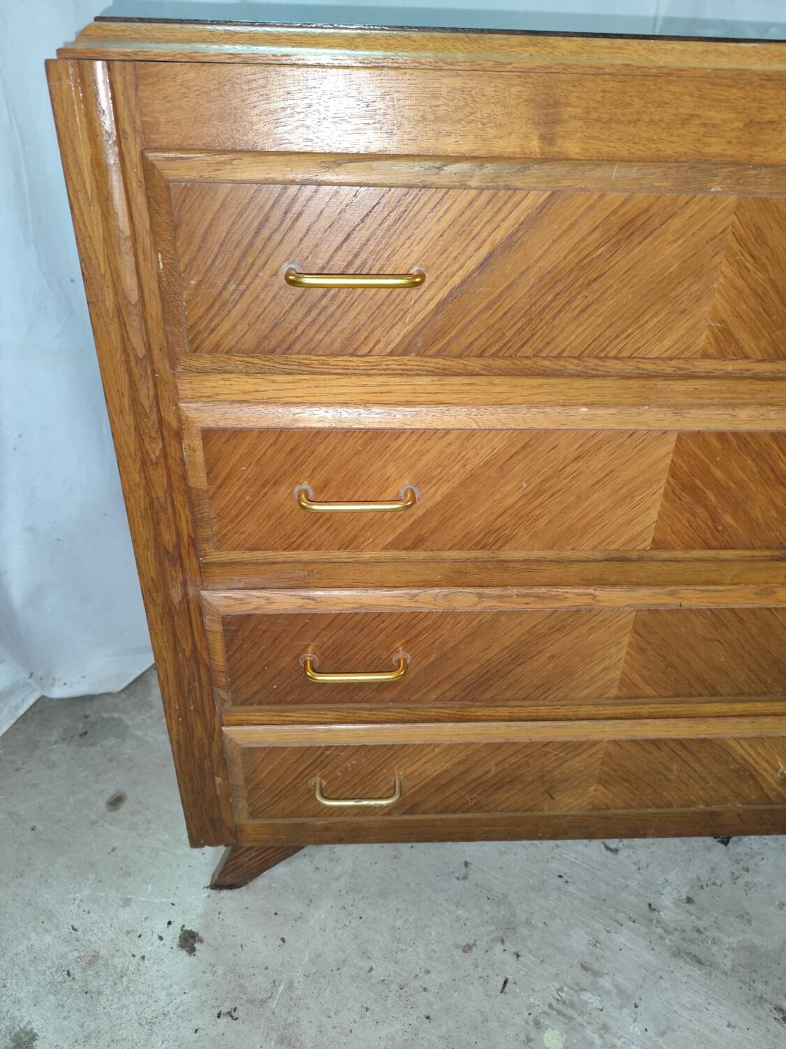 Pretty chest of drawers with 4 compass-legged oak veneer drawers