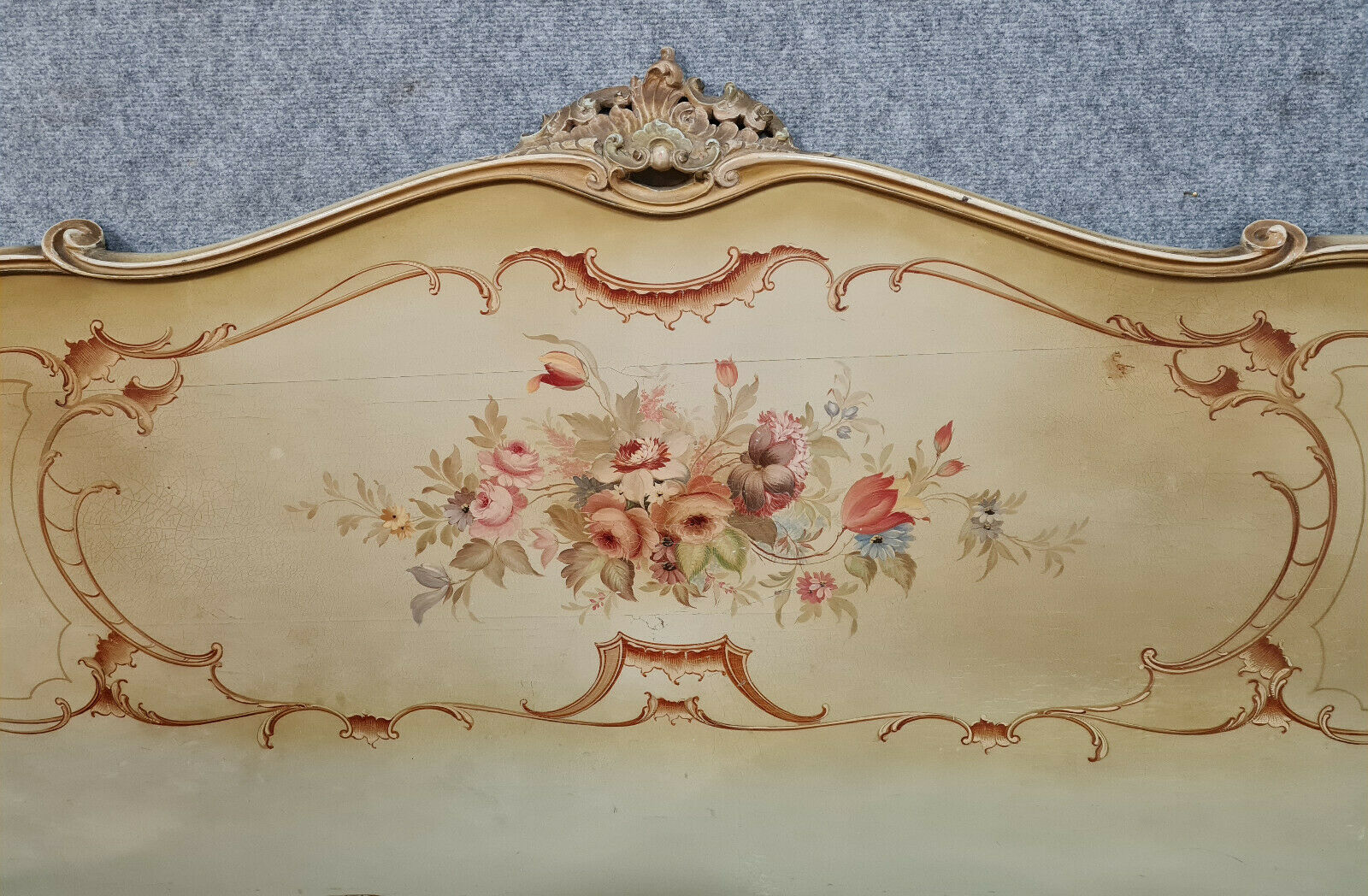 Lit corbeille Louis XV vénitien en bois laqué et polychrome vers 1900