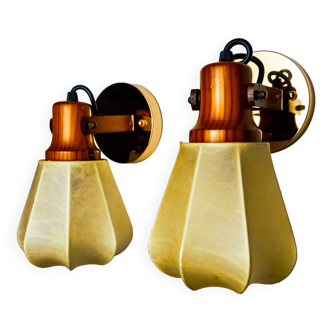 Pair of articulated "Cocoon" wall lights, resin and pine, Italy, 1970