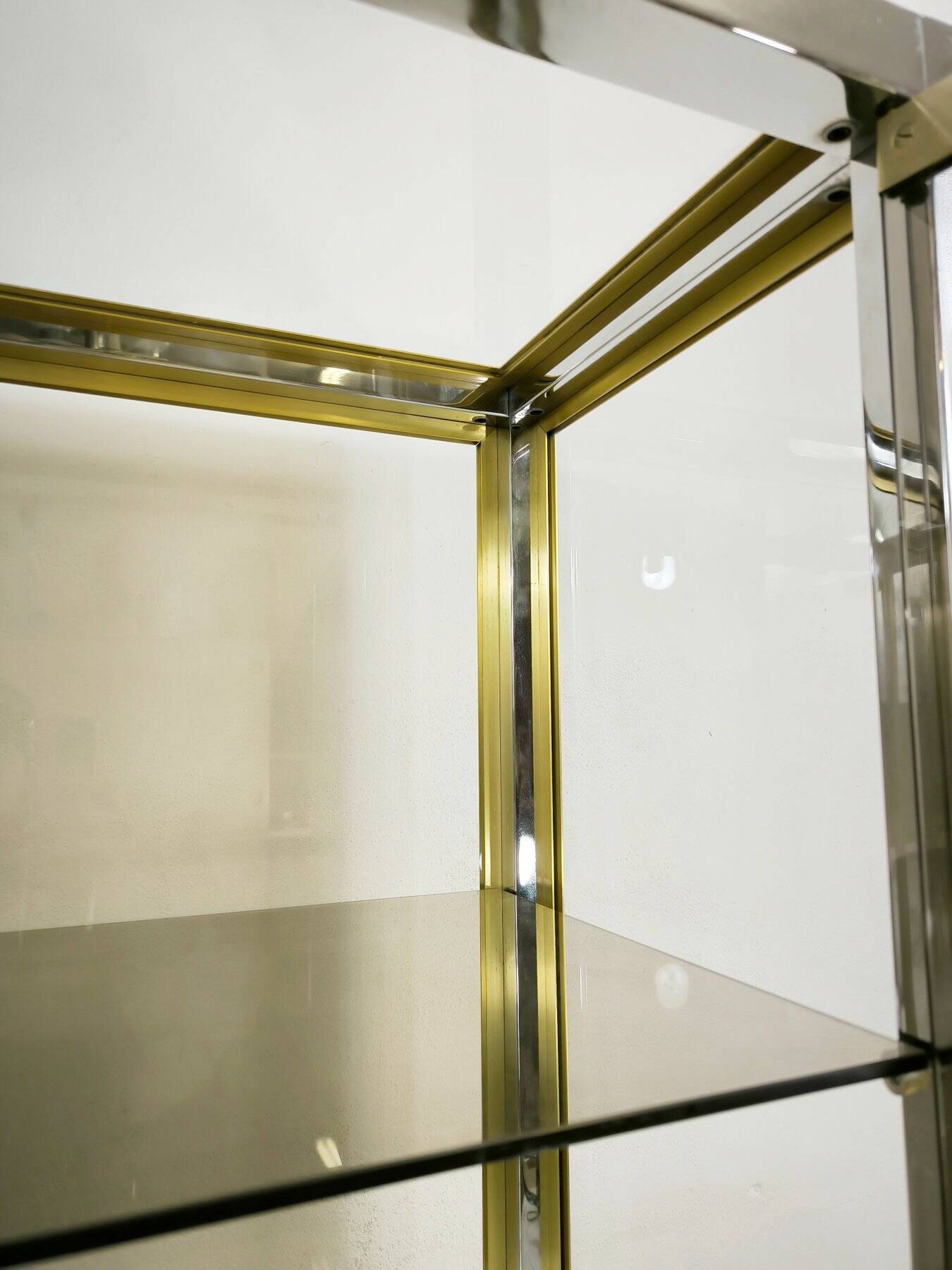 Vitrine Renato Zevi en laiton et verre fumé