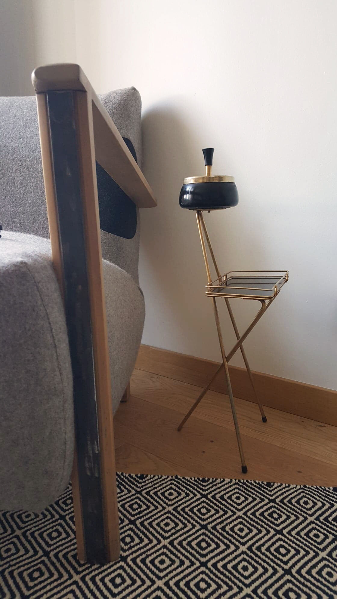 Vintage tripod ashtray with tablet (50s)