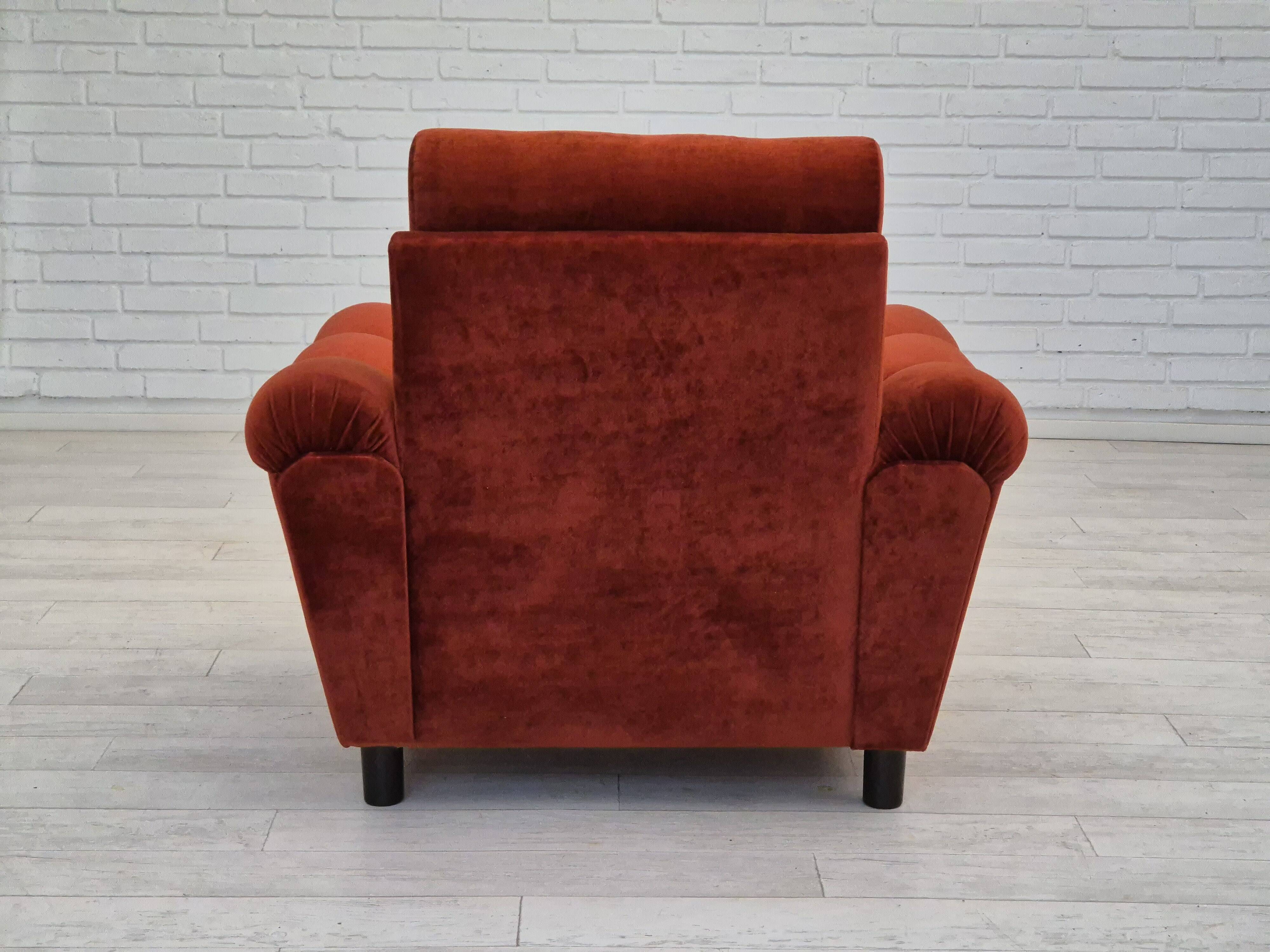 Années 1980, fauteuil relax danois meuble en velours marron/rouge.