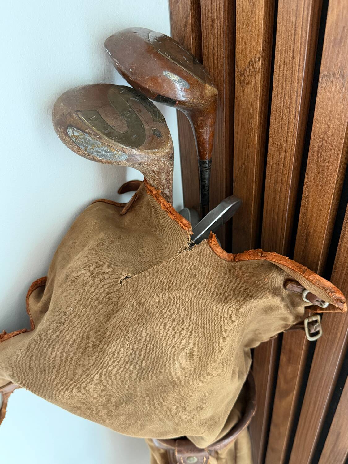 Old golf bag with 7 vintage clubs