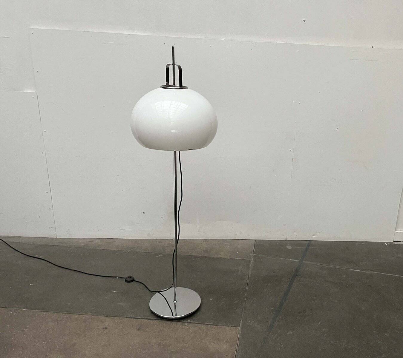 Lampe sur pied Lucerna modèle Space Age italien moderne du milieu du siècle par Guzzini pour iGuzzini, années 1960