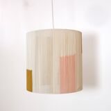 Suspension en fil de coton ecru, rose et camel.