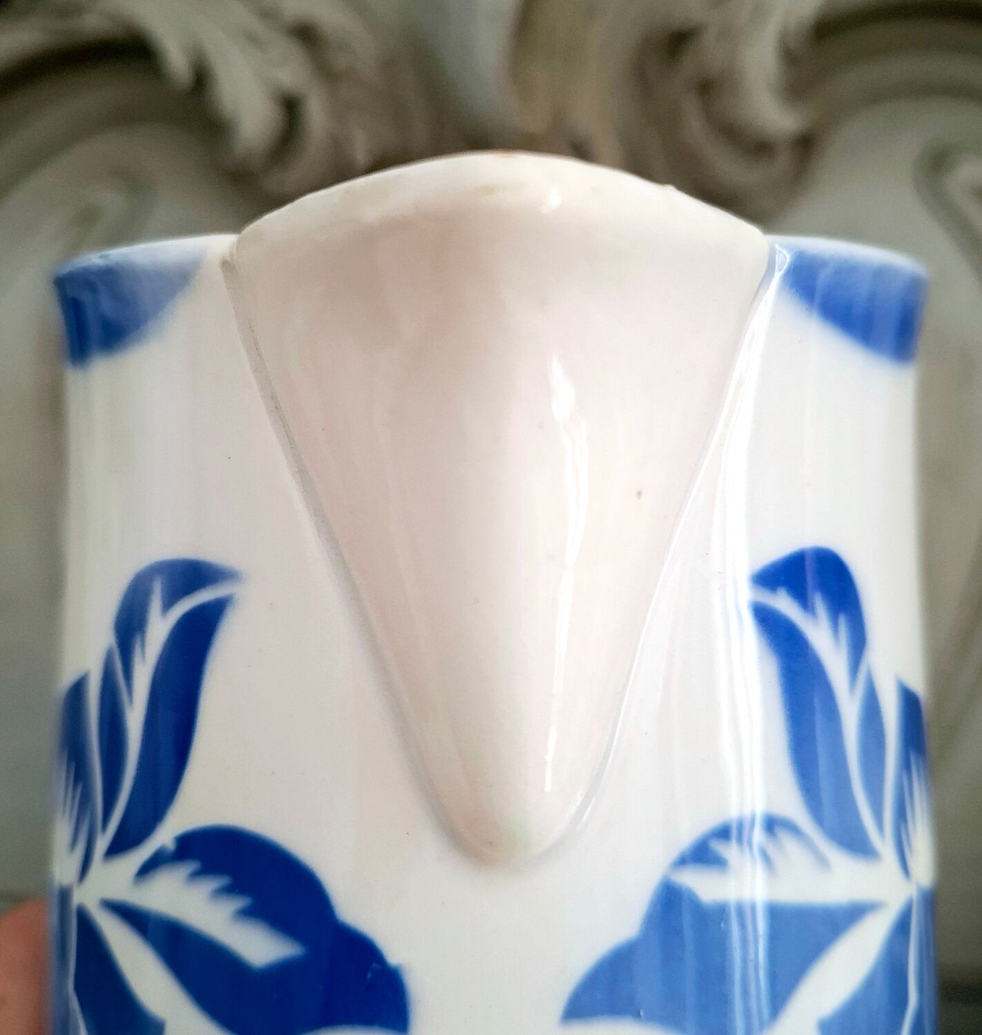 Pichet ancien en faïence Digoin