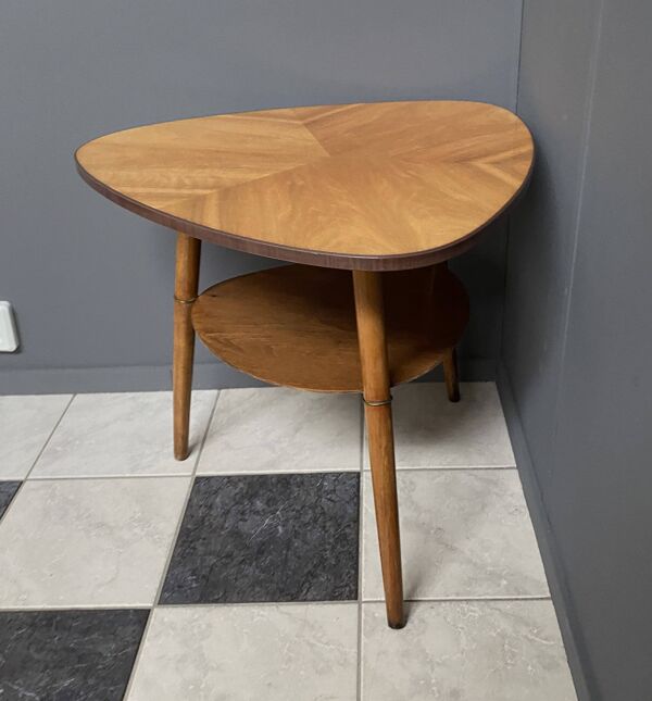 Table basse triangulaire en bois massif, années 1960
