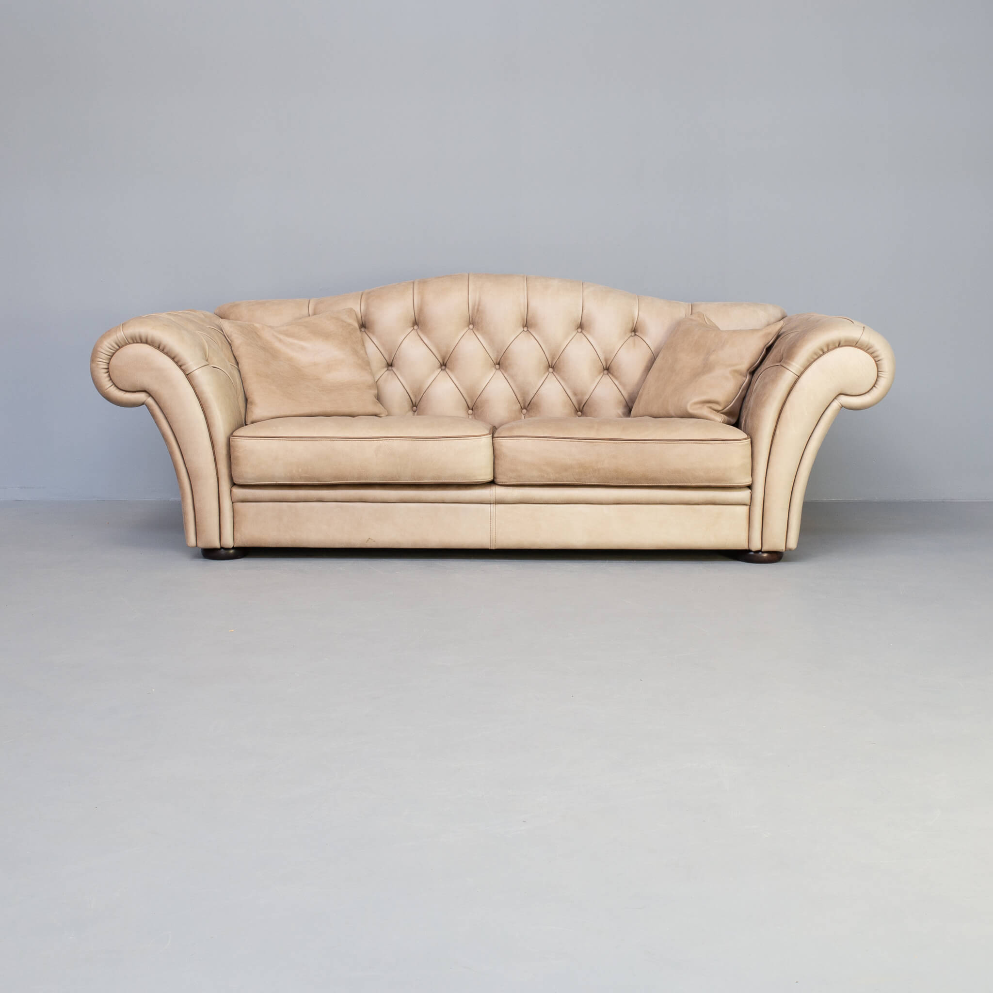 00s IDP italia ‘sahara’ chesterfield sofa