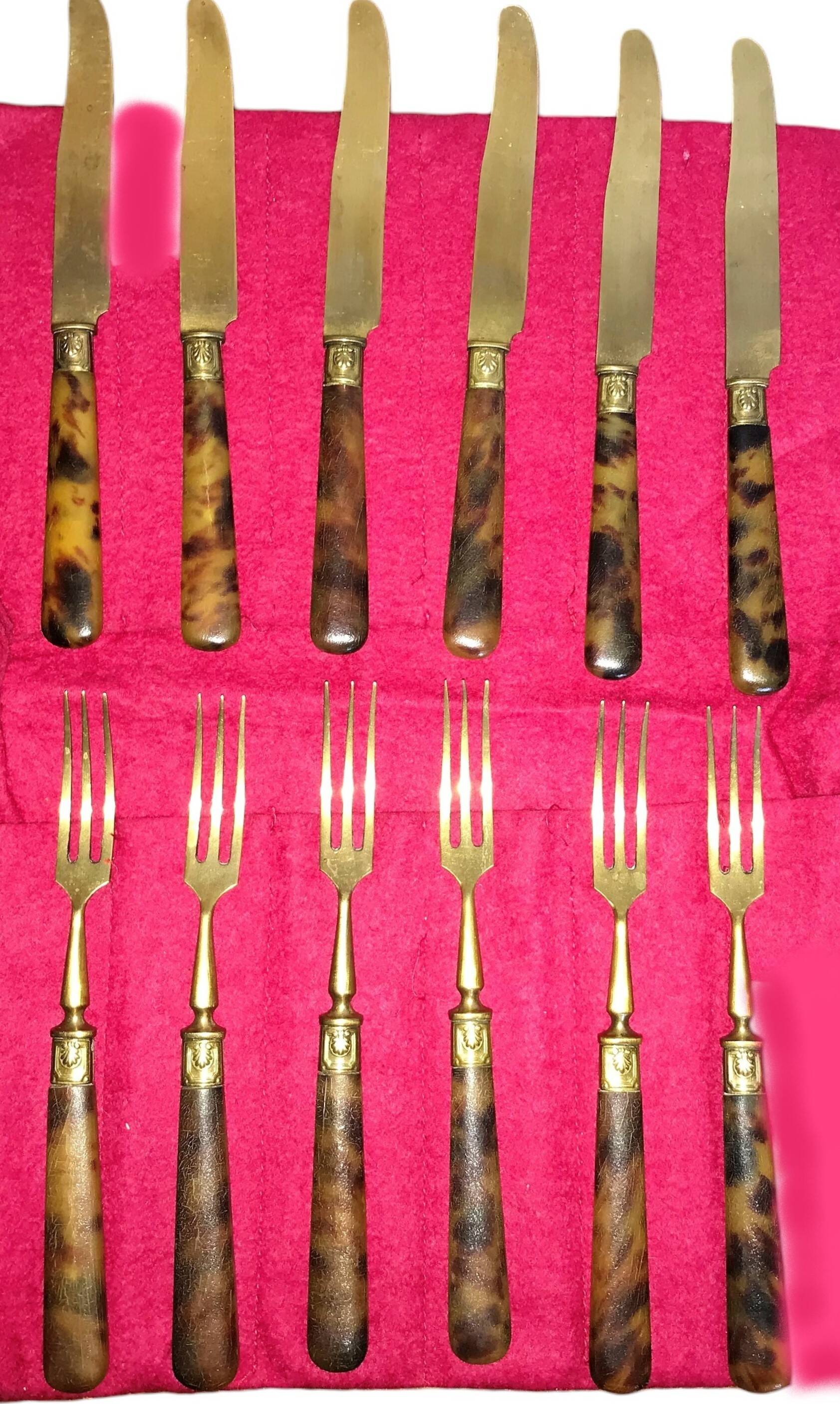 Table art, 12 fruit cutlery sets in gilded metal with horn from the early 20th century.