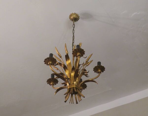 Chandelier en tole en or plaqué en forme de gerbe de blé par Hans Kögl, années 1960.