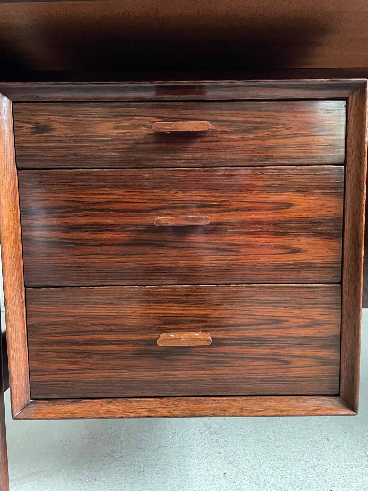 Rosewood Executive Desk by Arne Vodder, Model 207 – Scandinavian Modern Ico