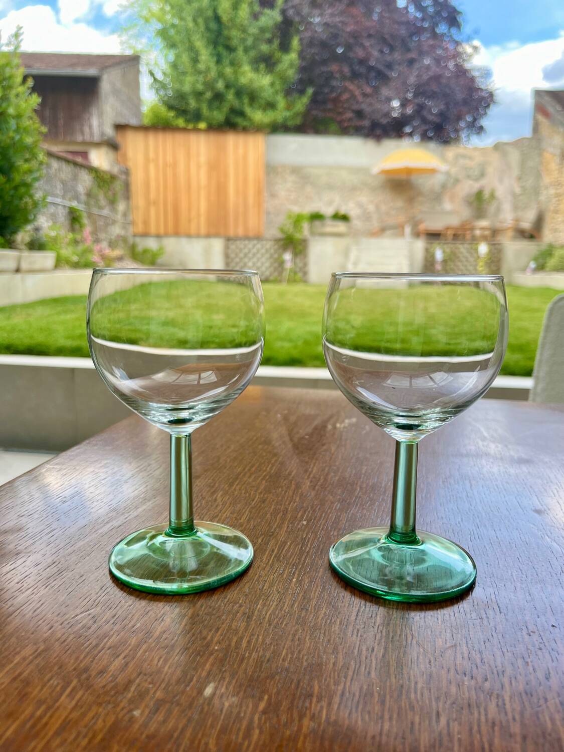Paire de verres à pied verts – style vintage rustique