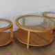 3 tables rondes avec plateaux en verre