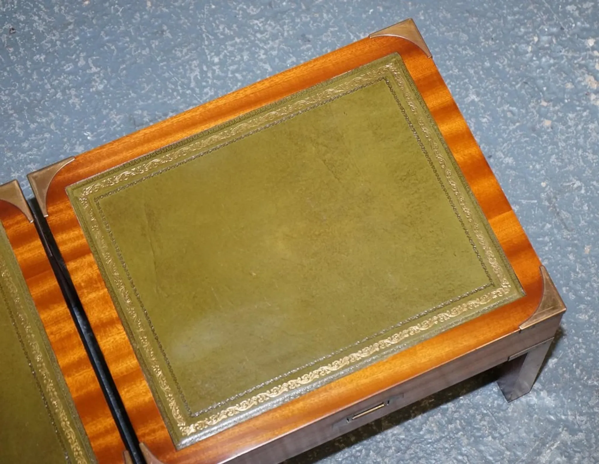 Table Basse Bevan Funnell avec Plateau en Cuir Vert
