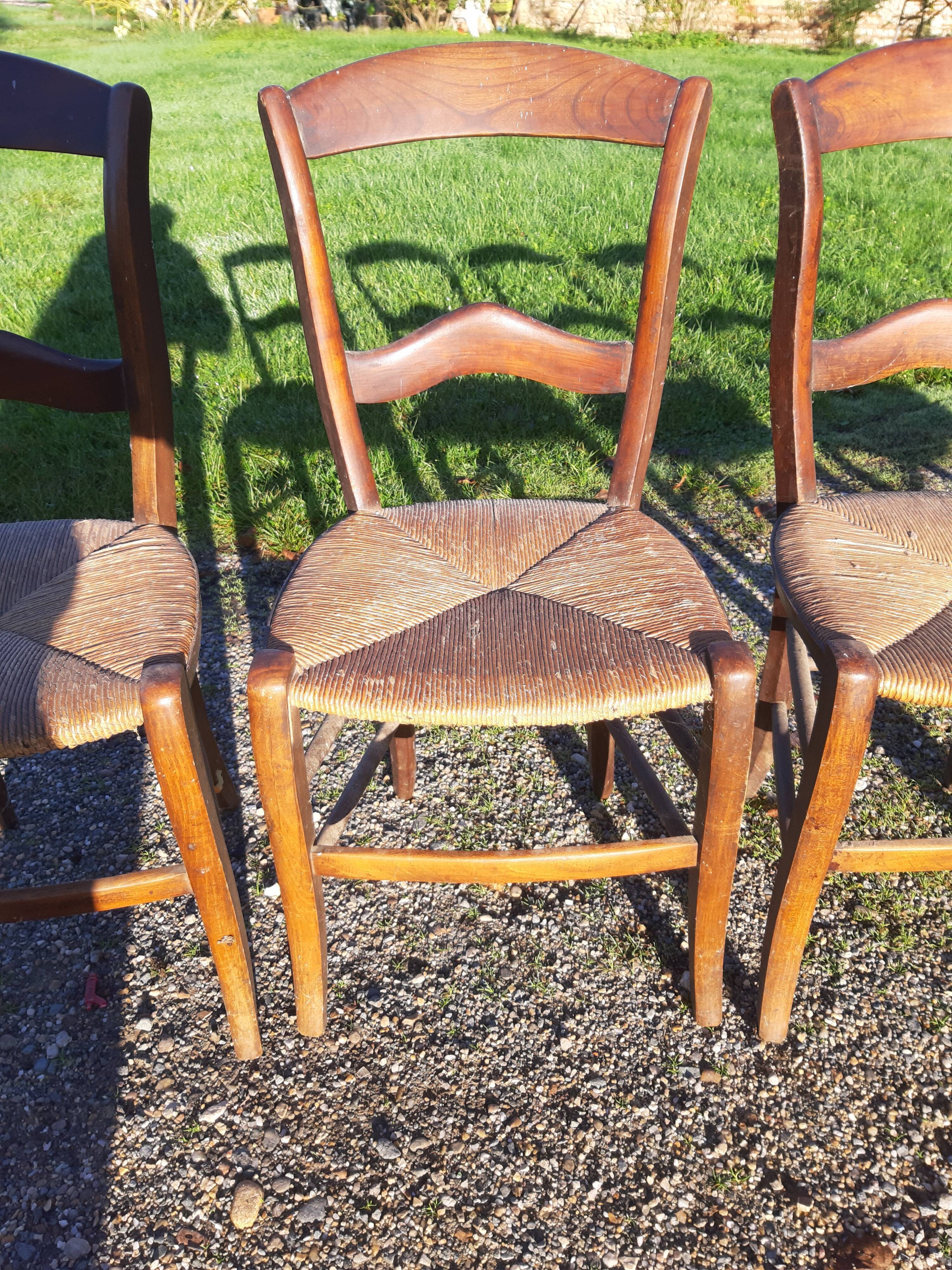 6 old mulched chairs in fruitier