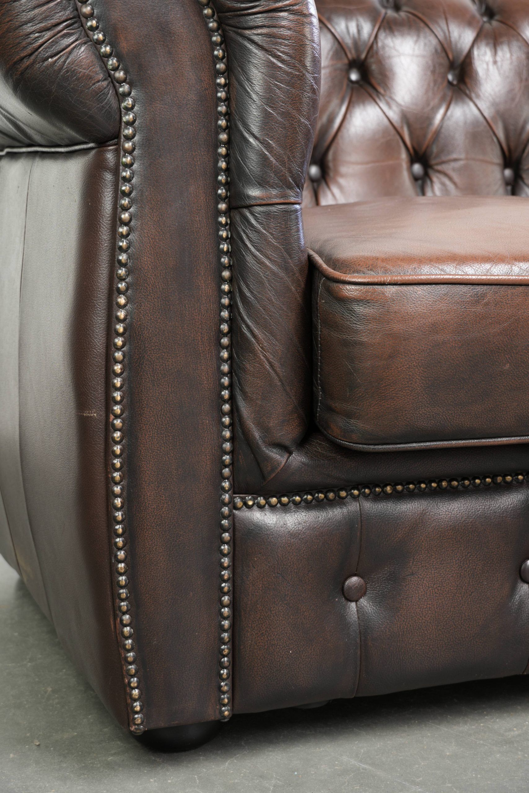 Brown cowhide leather Chesterfield 3-seater sofa in English style