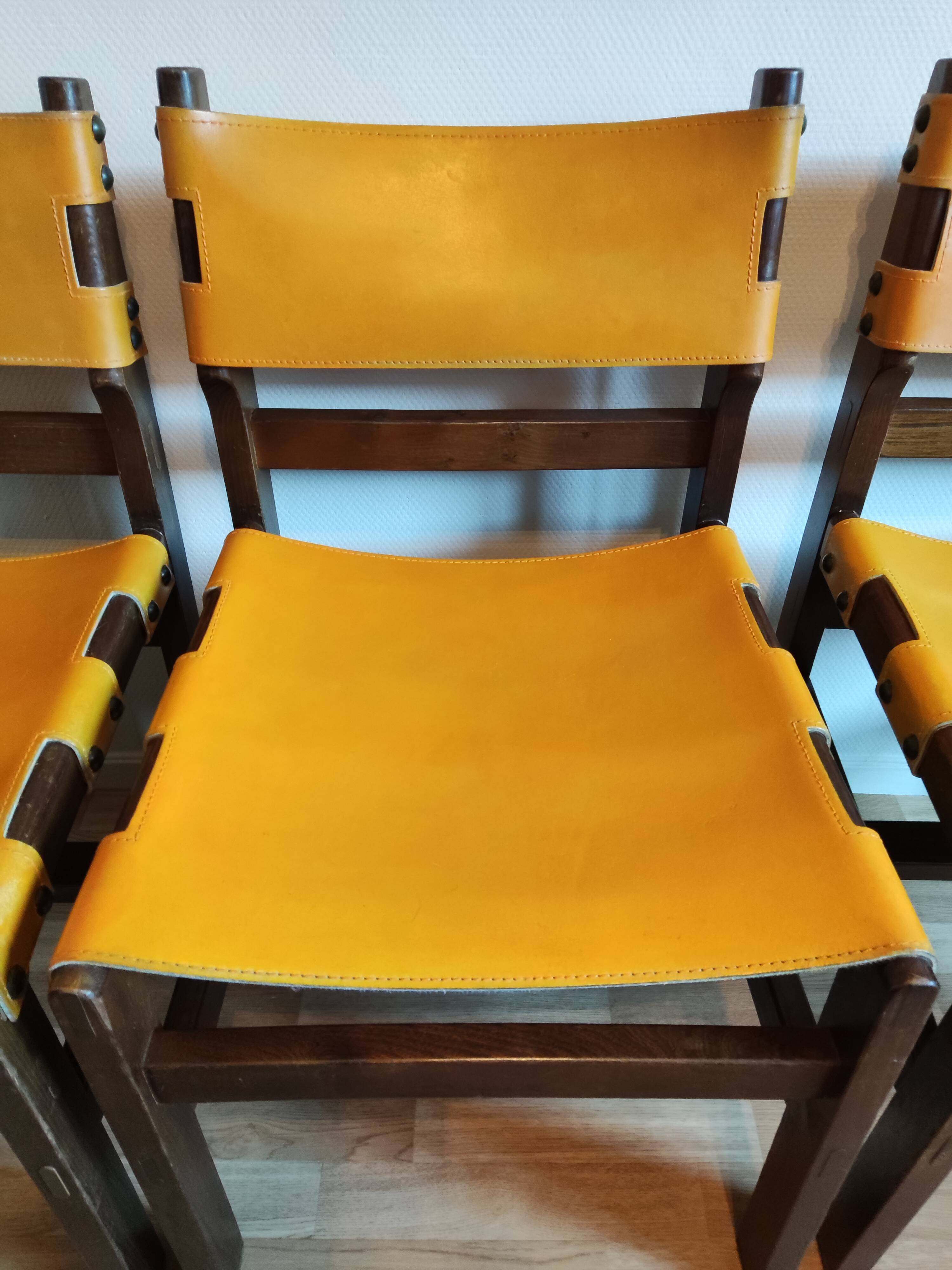 Chaises bois et cuir des années 70