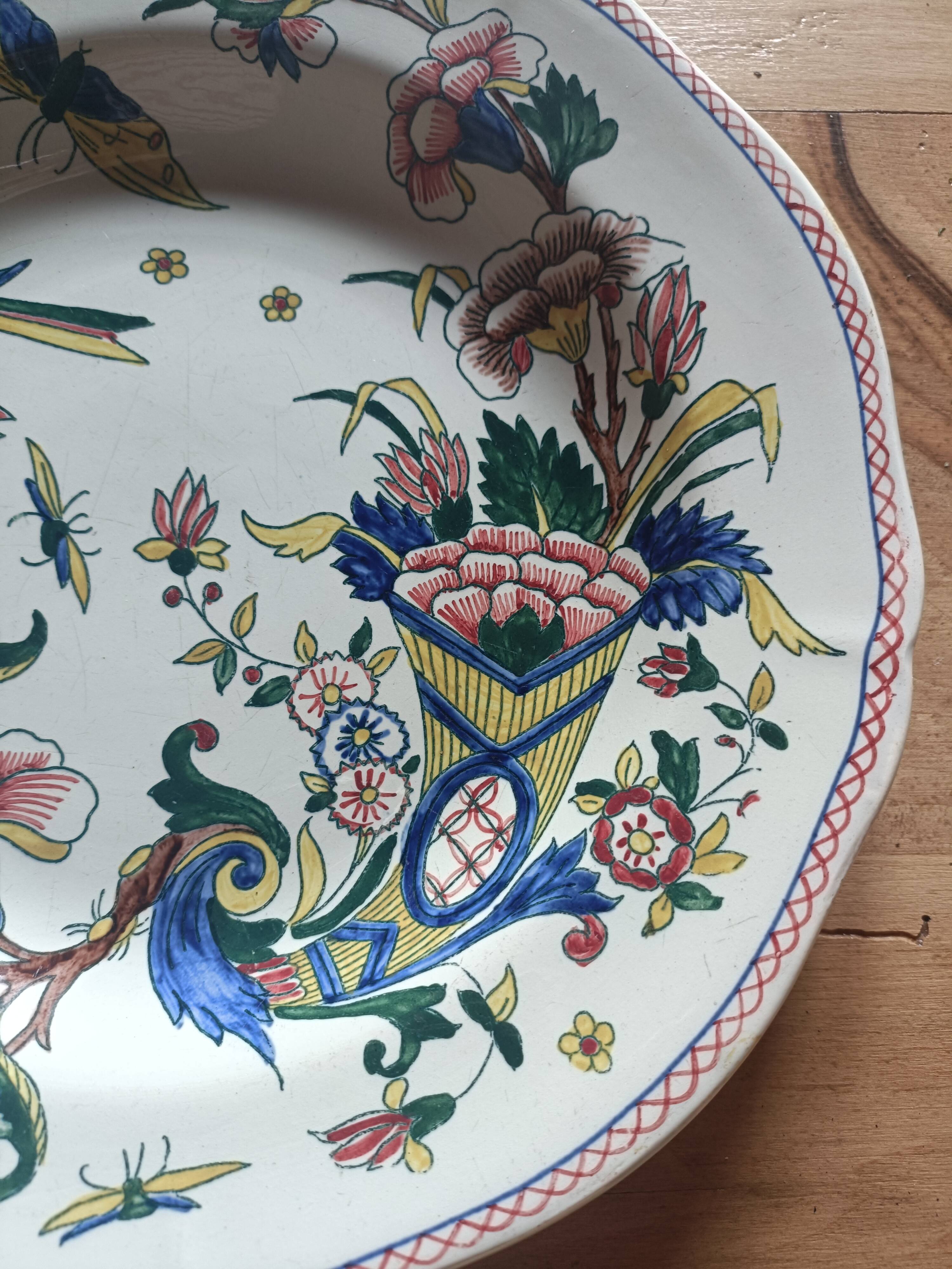 Assiette en faïence décor corne d'abondance