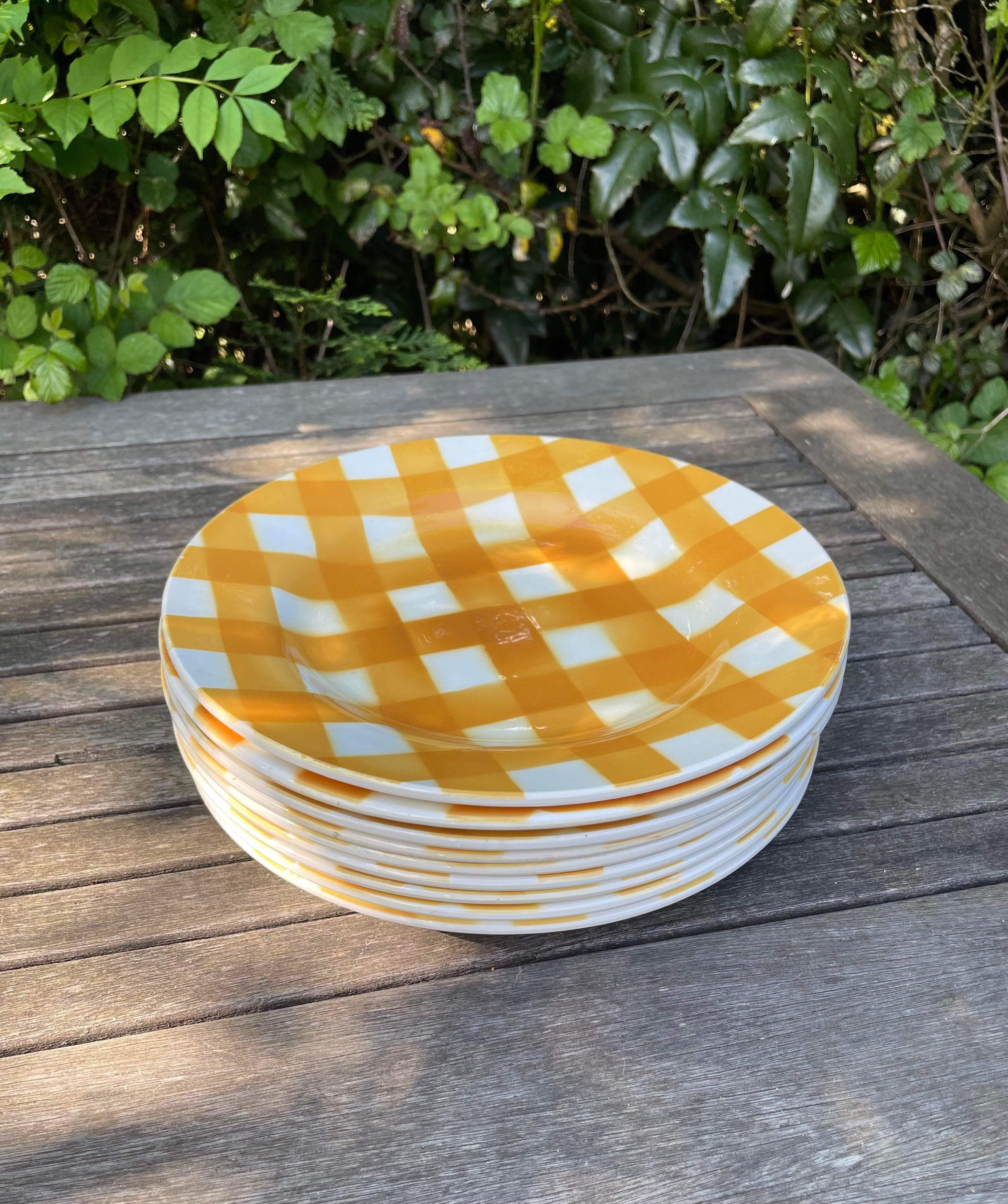 Set of nine flat ceramic plates yellow Scottish decoration in yellow/orange gridded ceramic