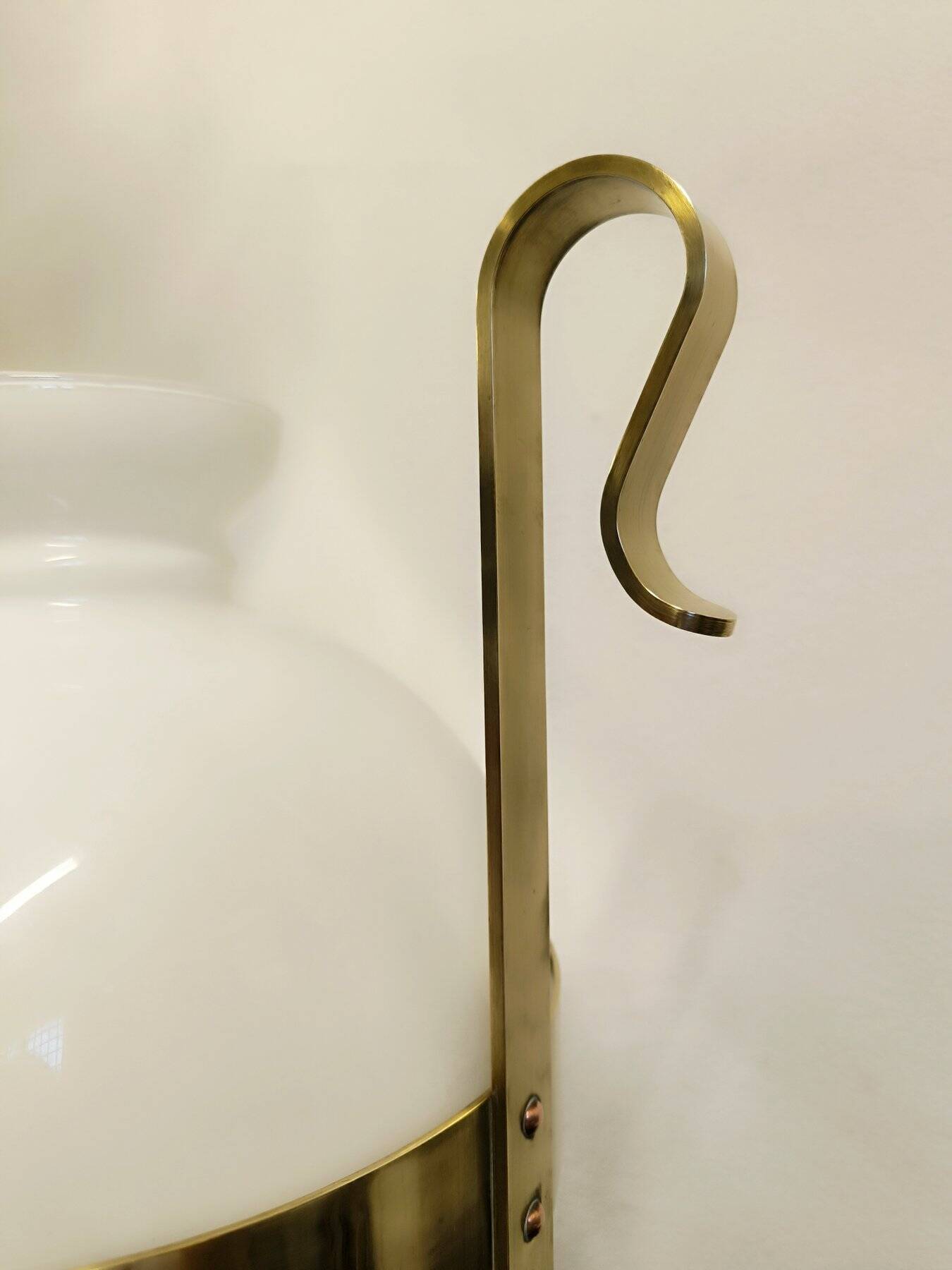 Lampe de table Vecchia Marina en verre opalin et laiton, 1950