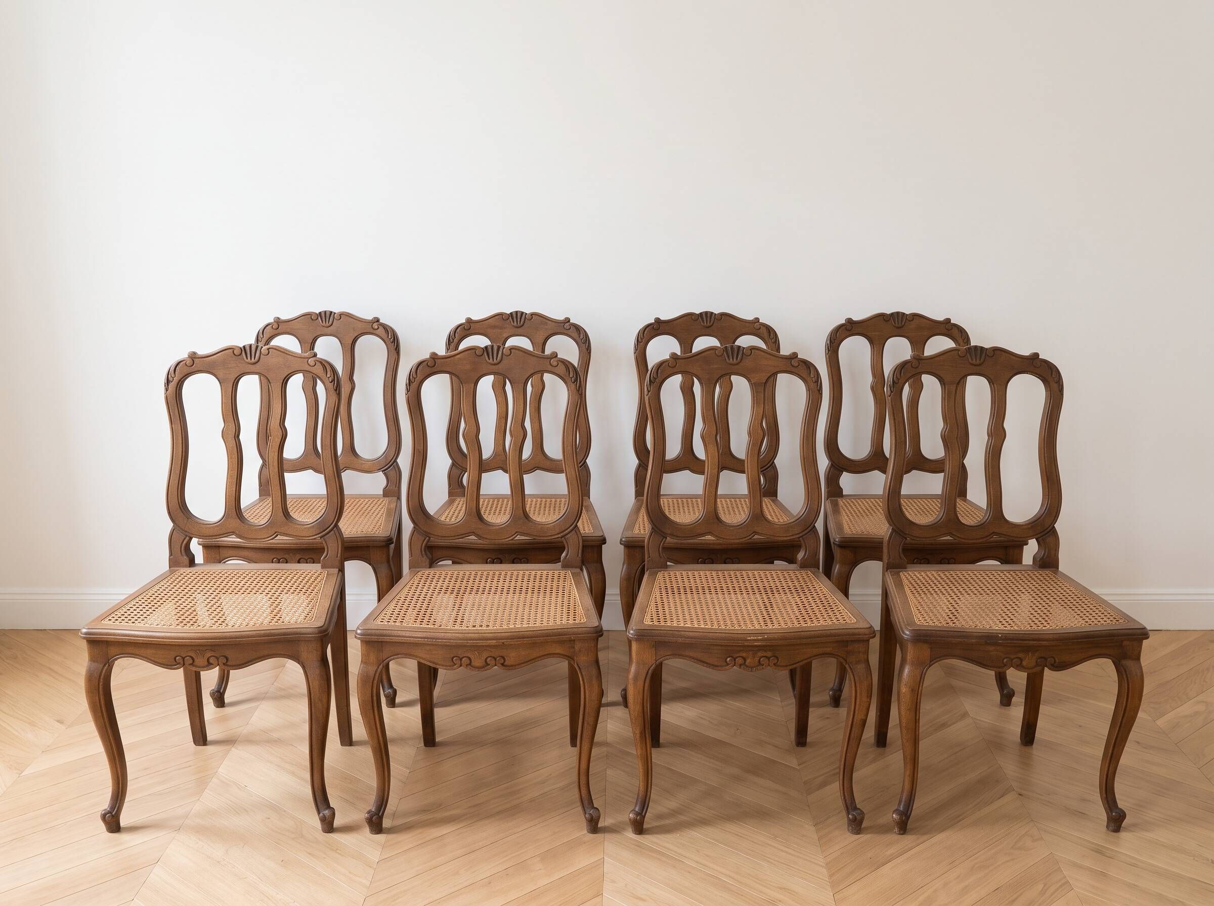 Lot de 8 chaises Louis XV en bois et cannage