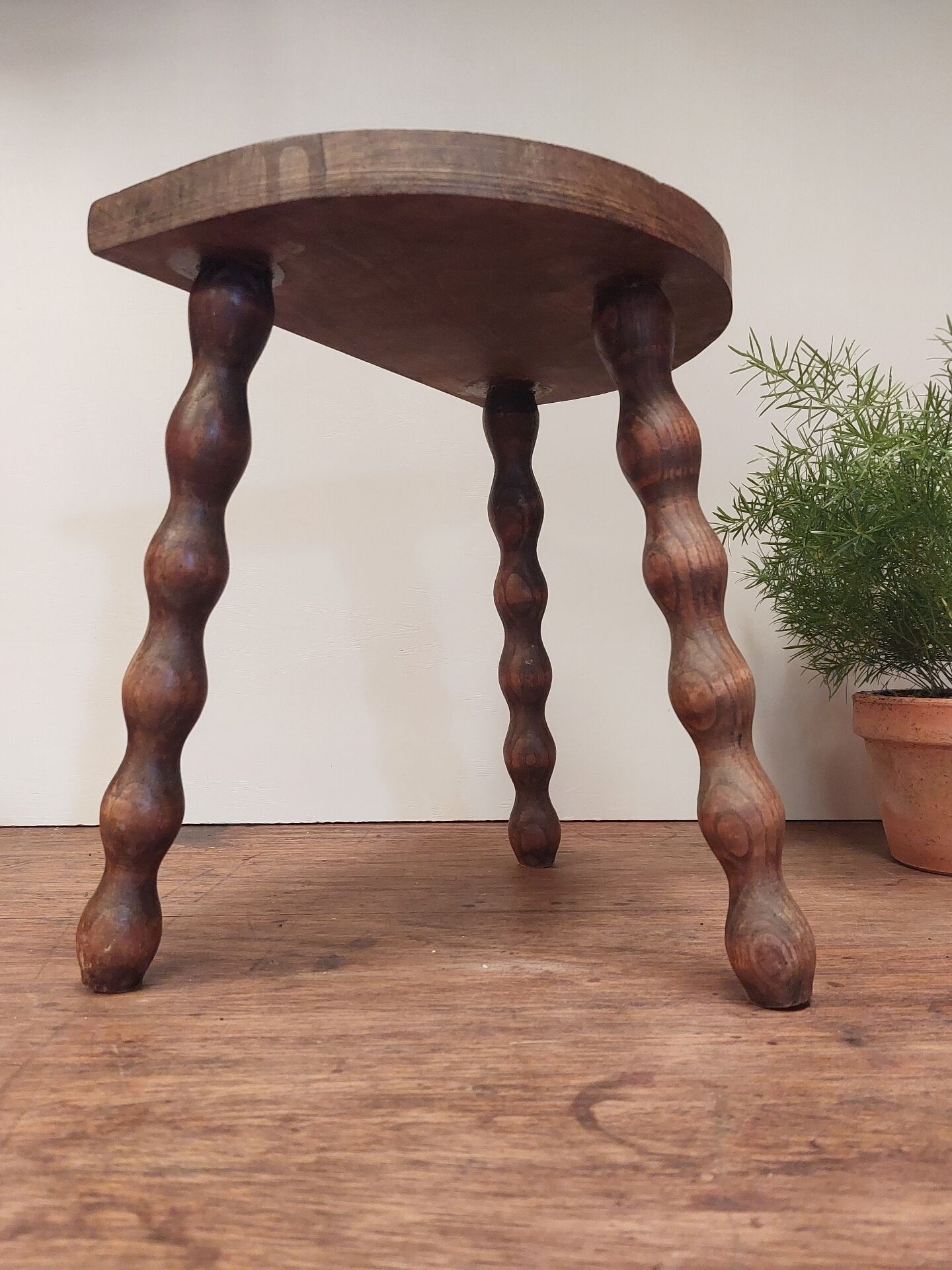 Tabouret ancien tripode en bois