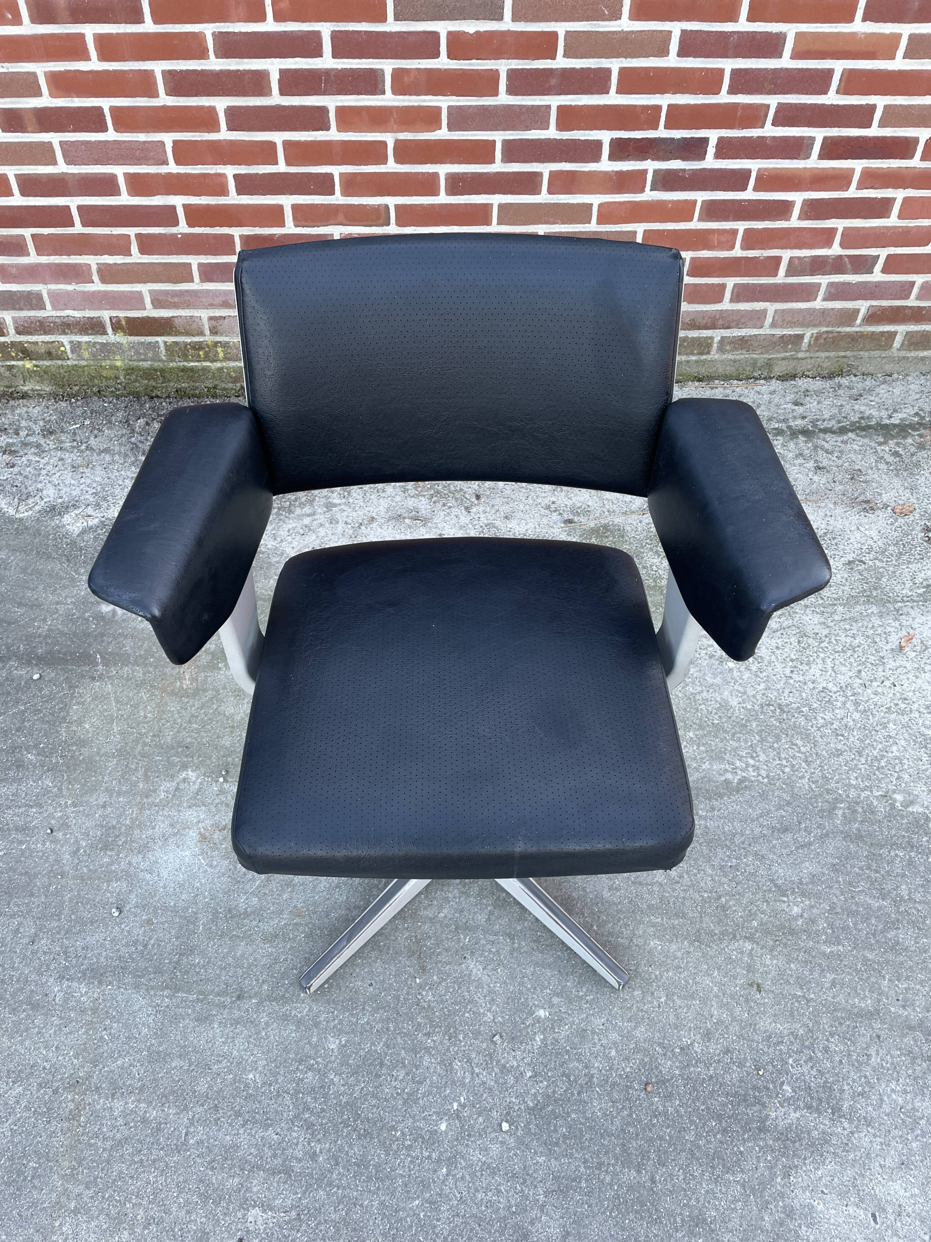 Friso kramer revolve desk chair for ahrend de cirkel 1960