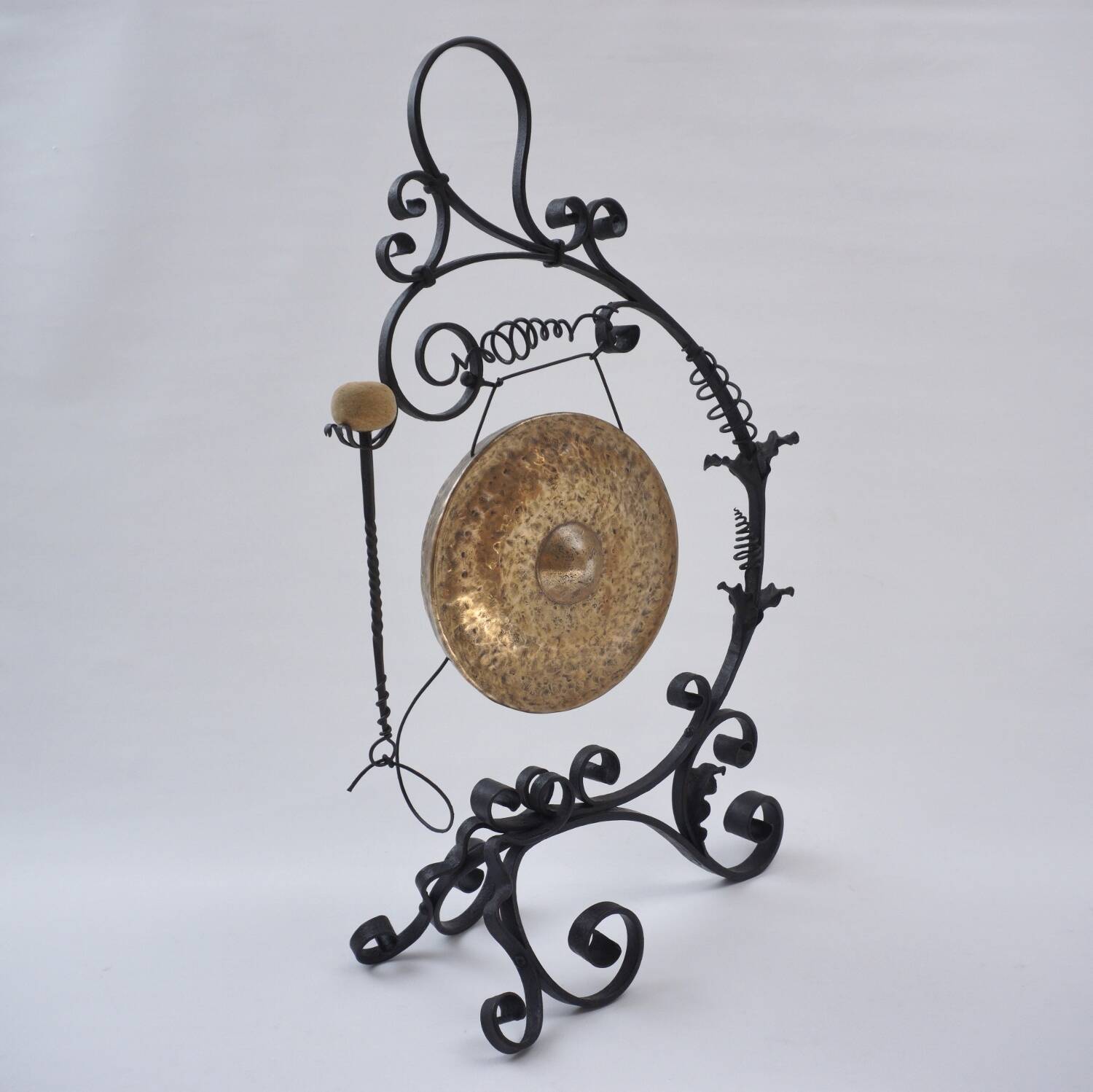 Gong antique géant Arts & Crafts, fer forgé et laiton, style Townshends, années 1890 environ, anglais