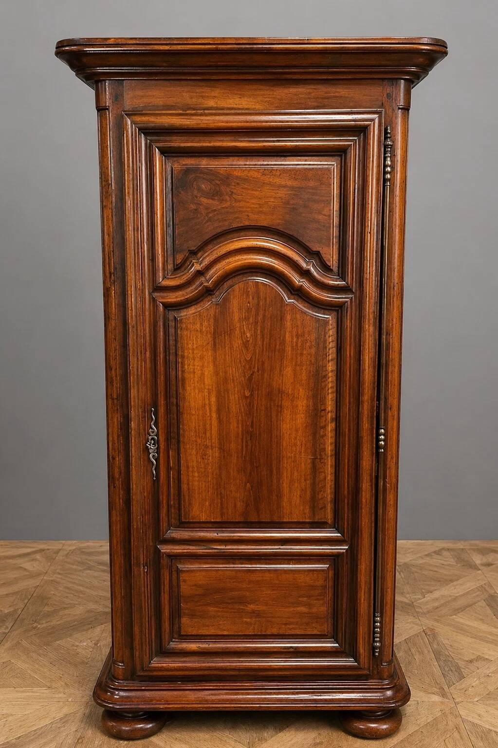 Louis XIII bonnetière wardrobe in solid walnut – 18th century period