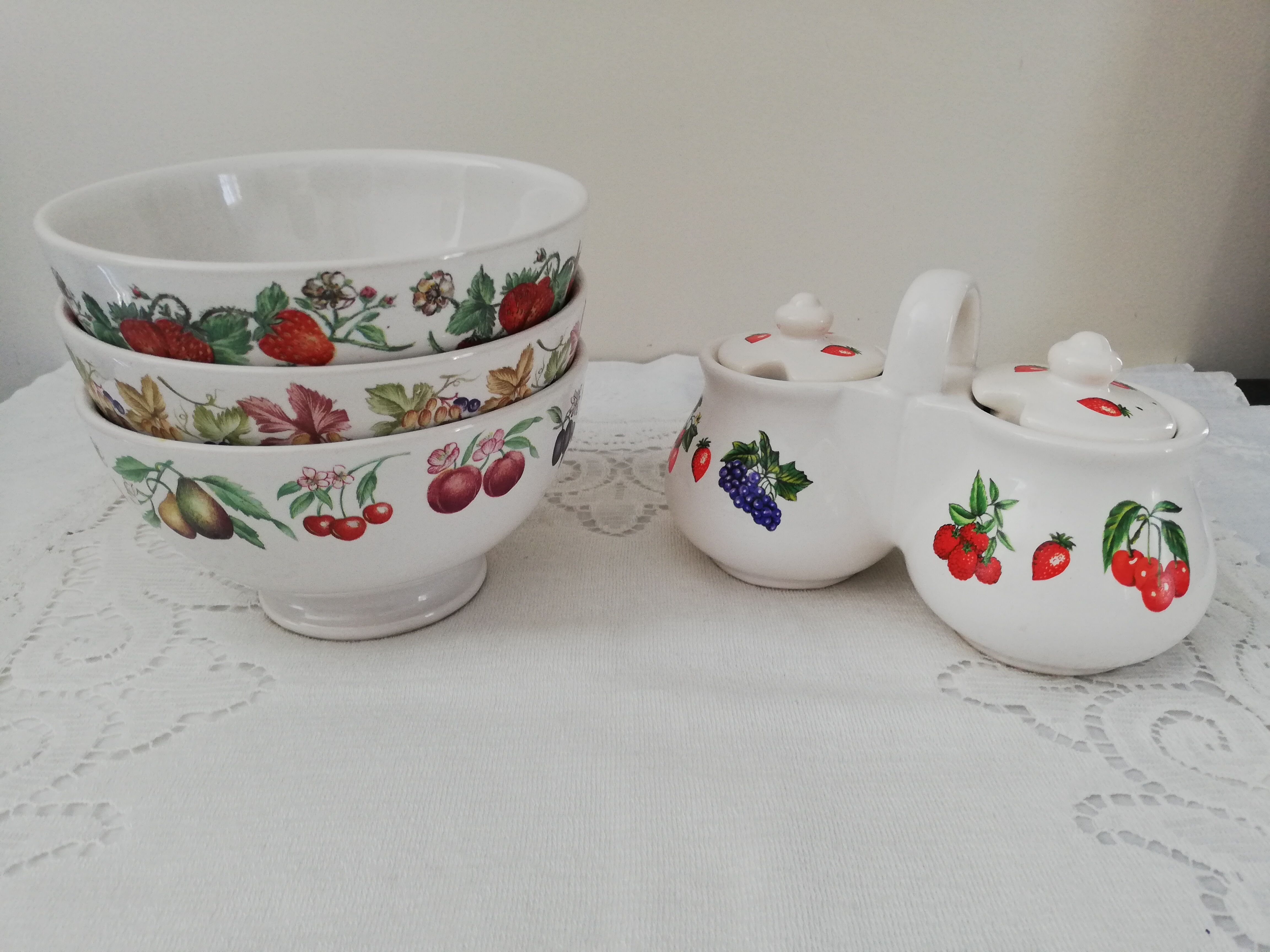 Set 3 large bowls and their sugar bowl, jam maker