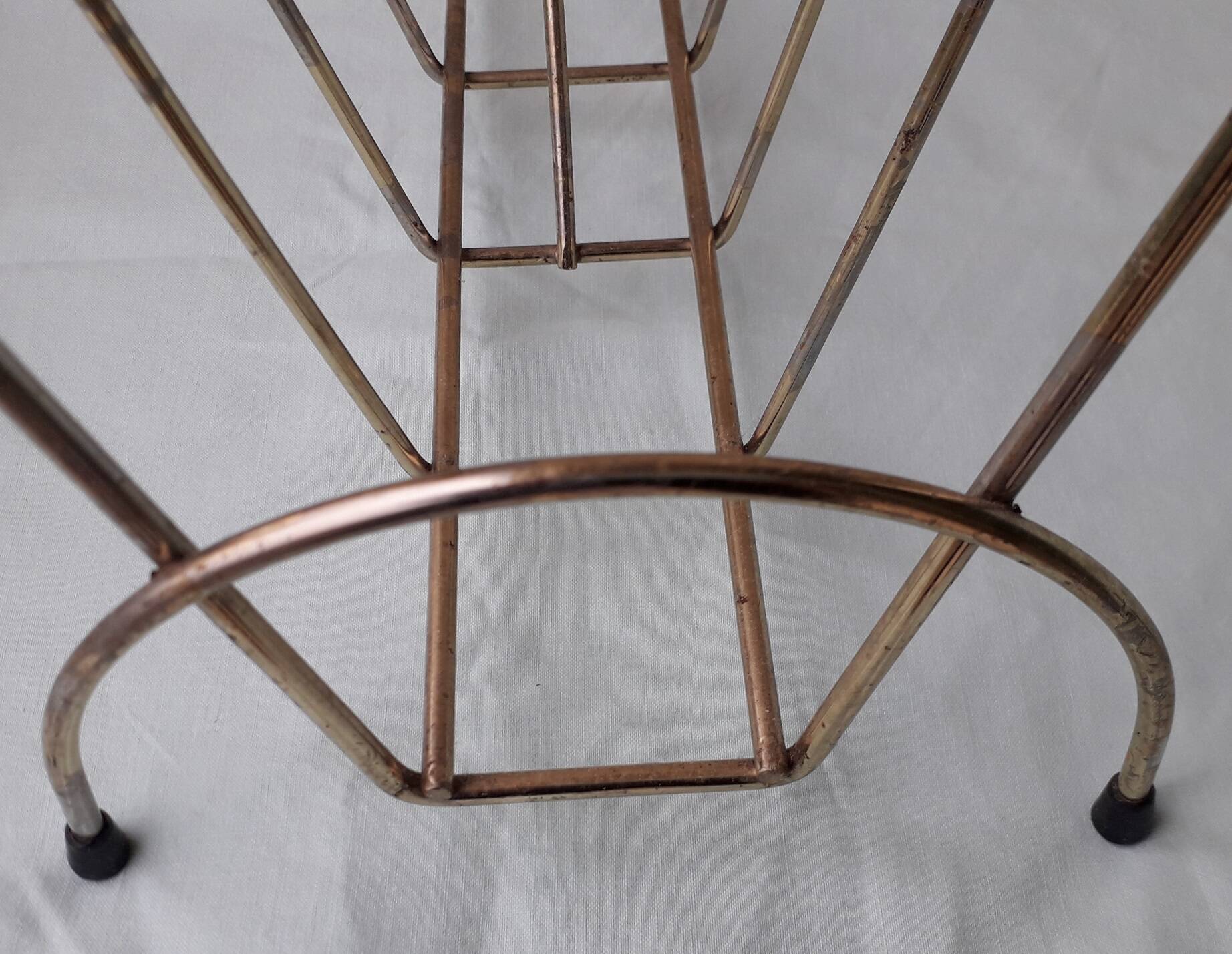 Metal magazine rack