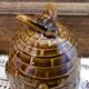 Pot à miel en forme de ruche décoré d'abeilles