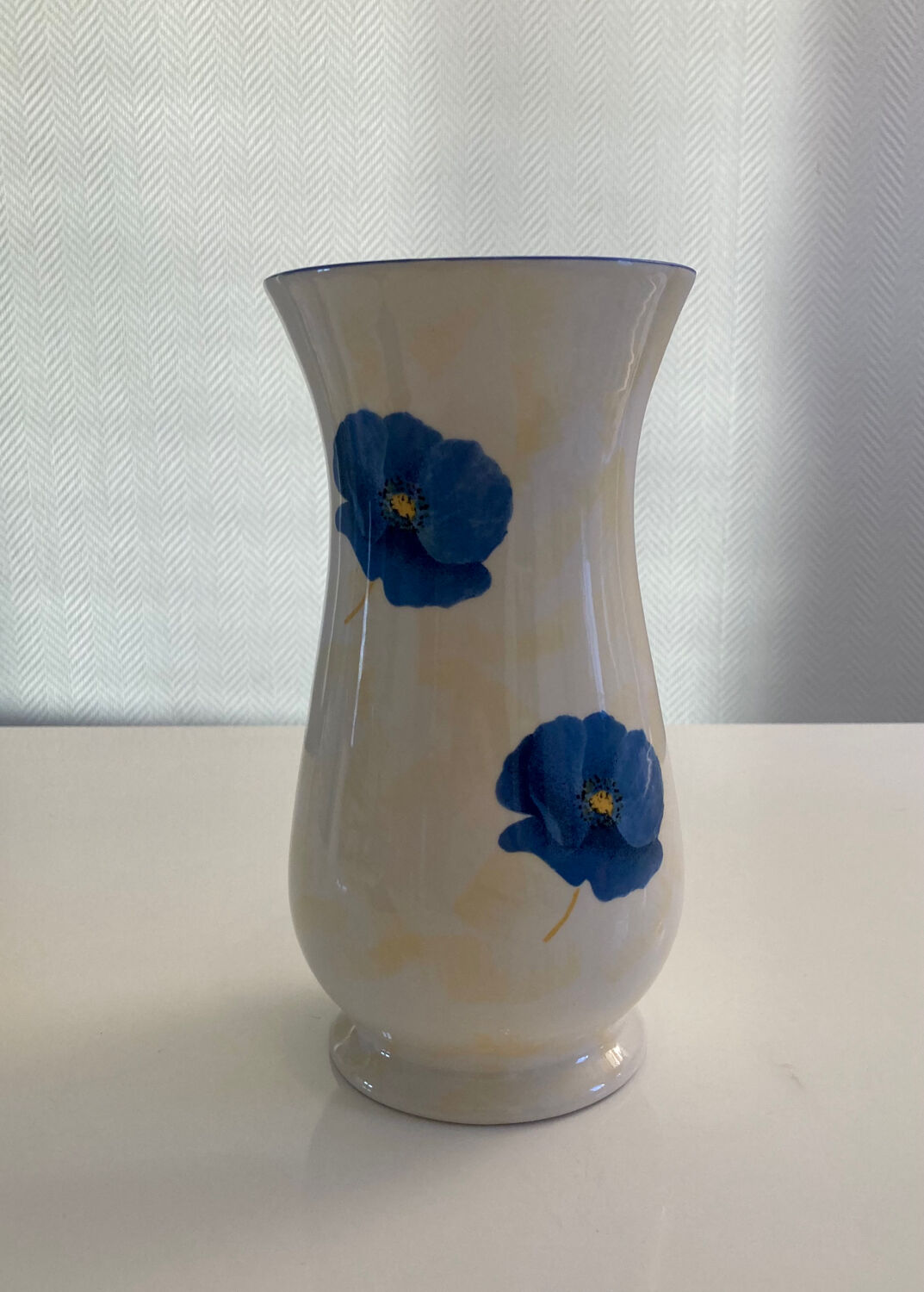 Lunéville earthenware vase from the "Blue Anemone" collection.