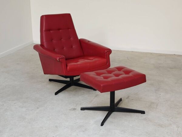 Fauteuil pivotant et repose pied en simili cuir rouge par Up Zavody 1970