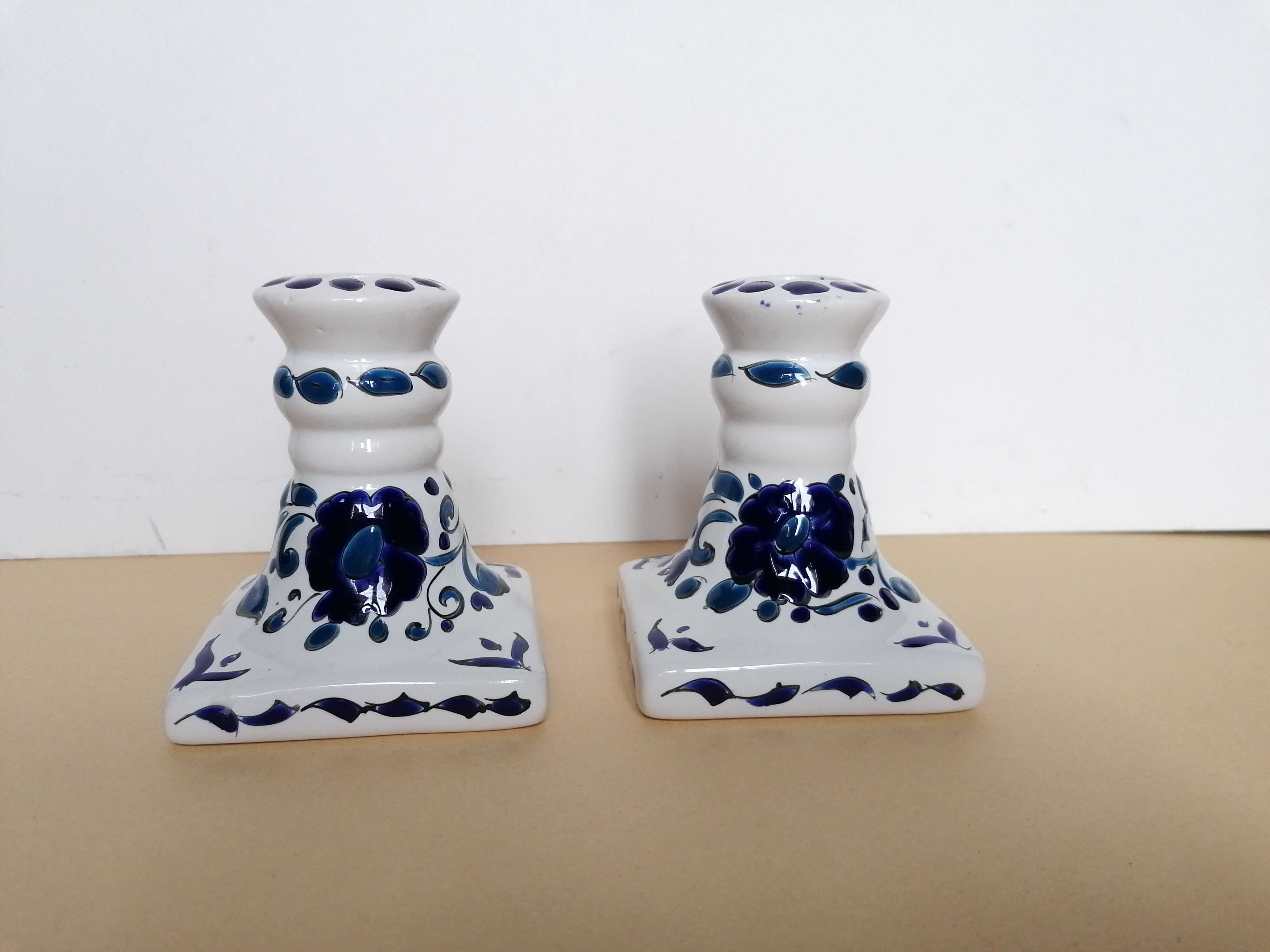 Paire de bougeoirs décor en émaux blanc et bleu