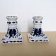 Paire de bougeoirs décor en émaux blanc et bleu
